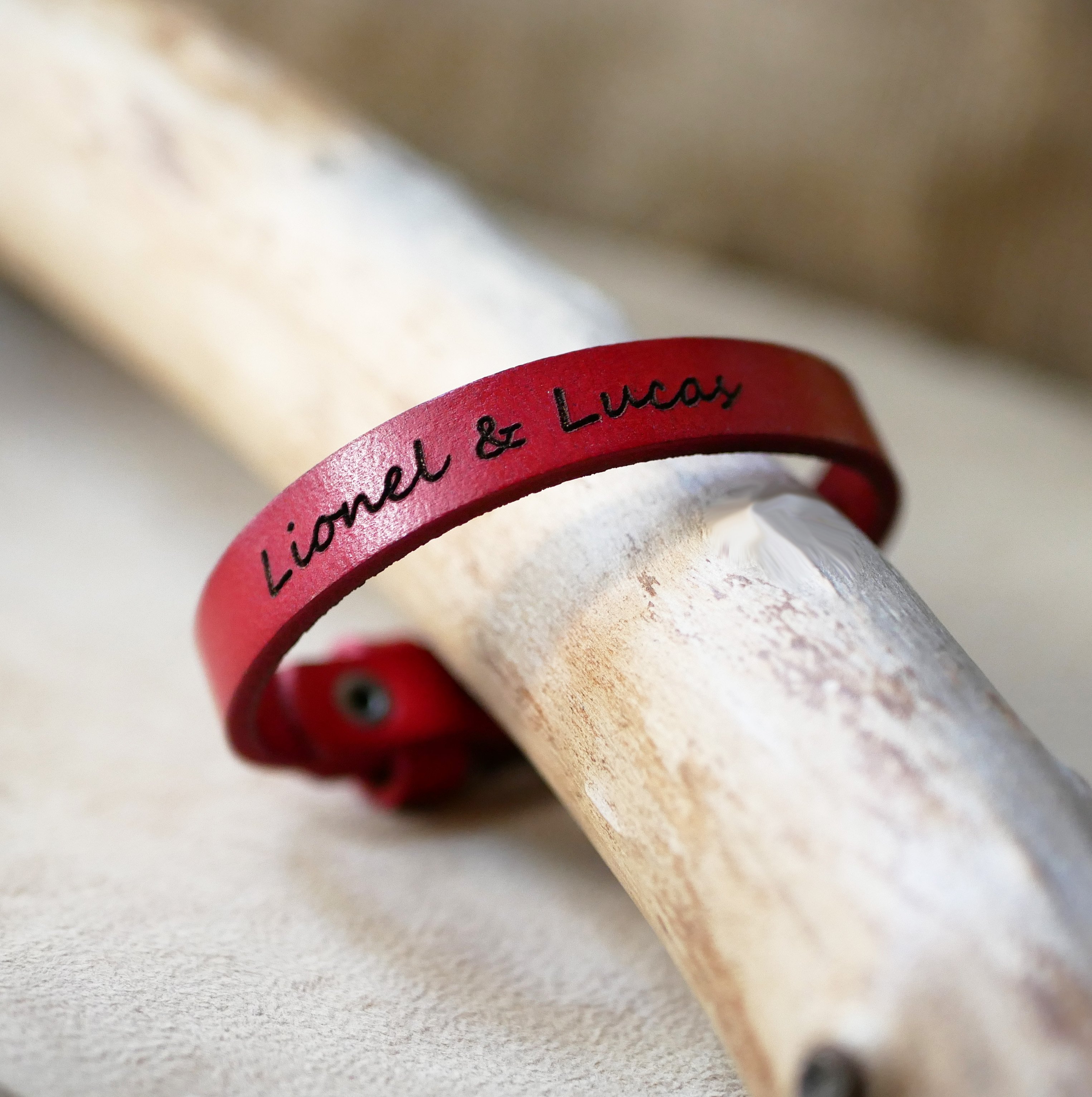 Herenarmband in rood leer, te personaliseren door gravure