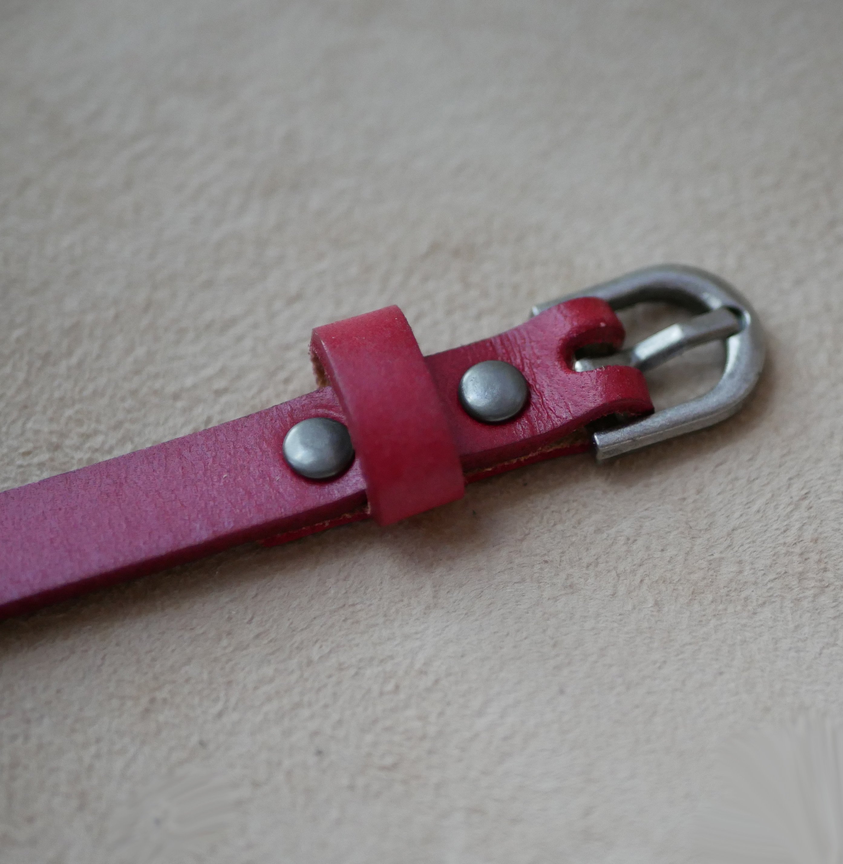 Herenarmband in rood leer, te personaliseren door gravure