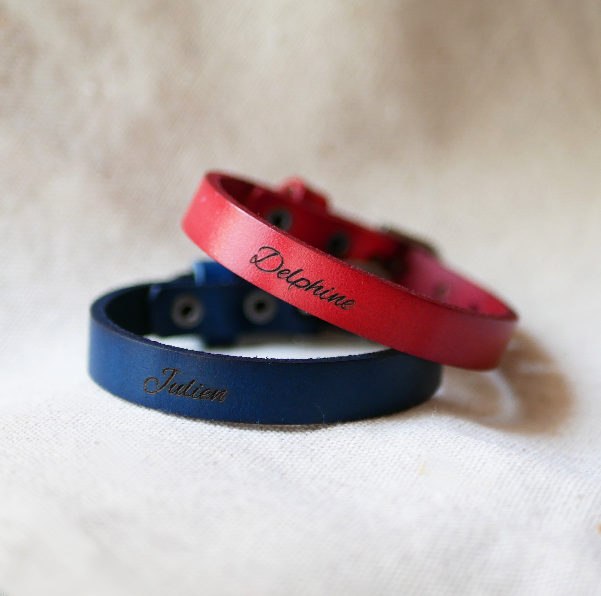 Herenarmband in rood leer, te personaliseren door gravure