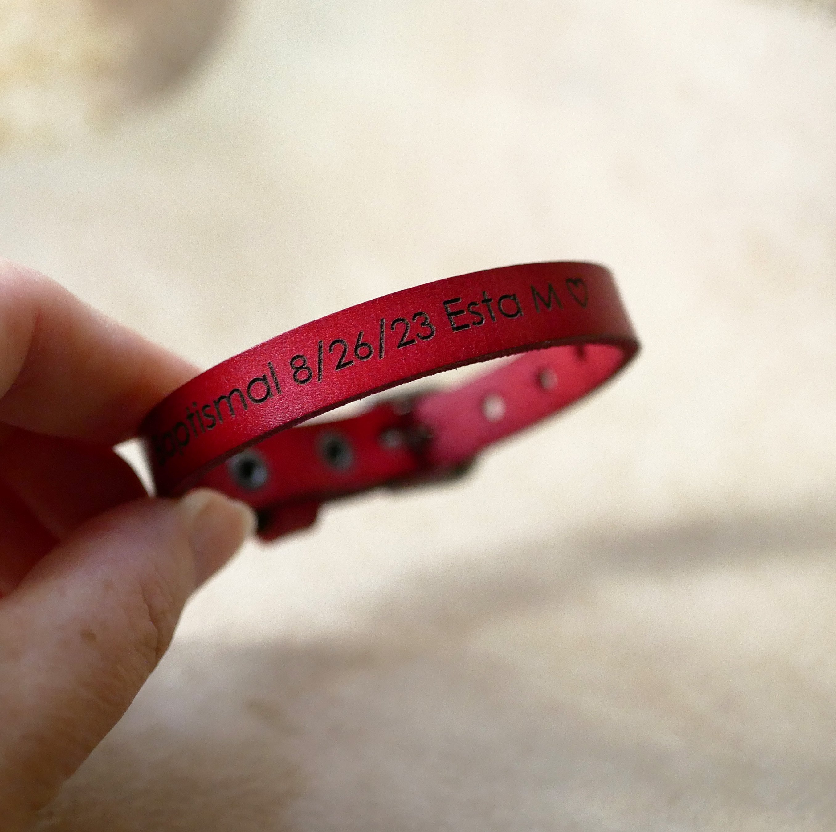 Herenarmband in rood leer, te personaliseren door gravure