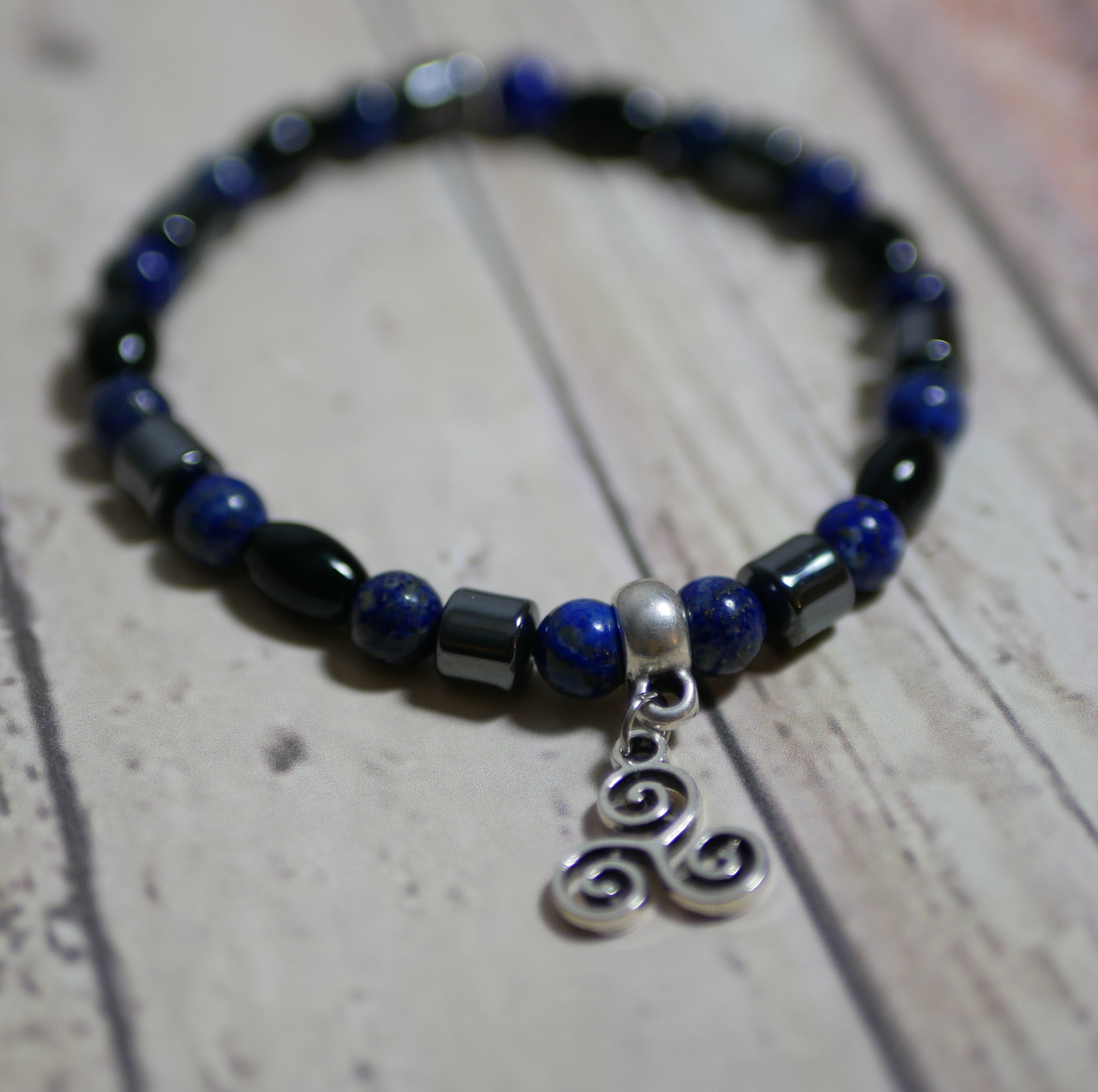 Herenarmband met zwartblauwe parels en hanger naar keuze