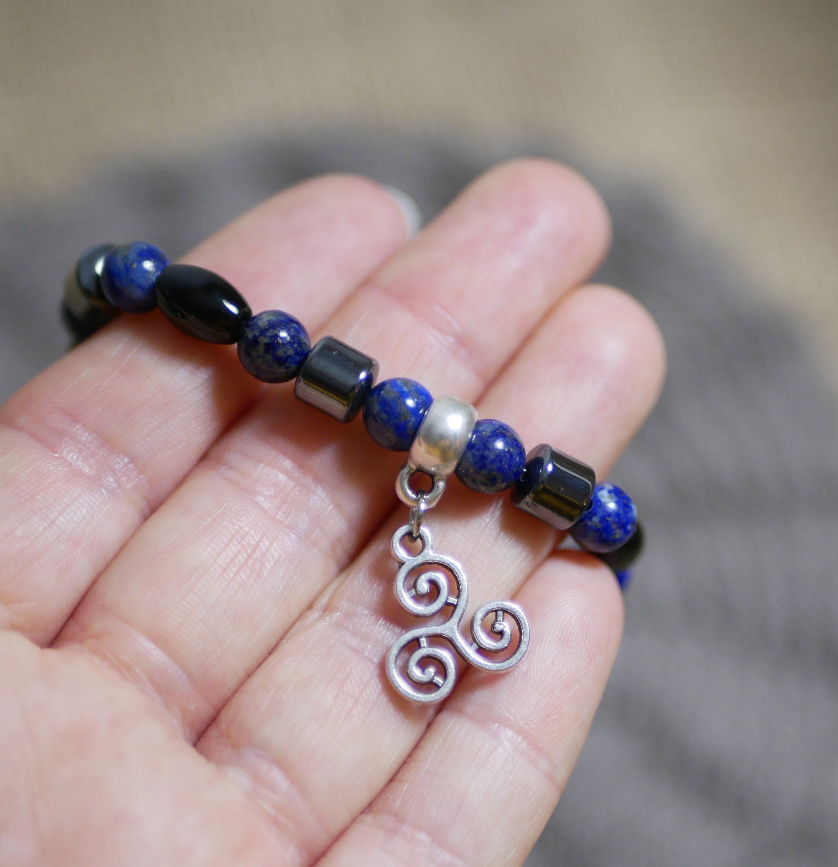 Herenarmband met zwartblauwe parels en hanger naar keuze