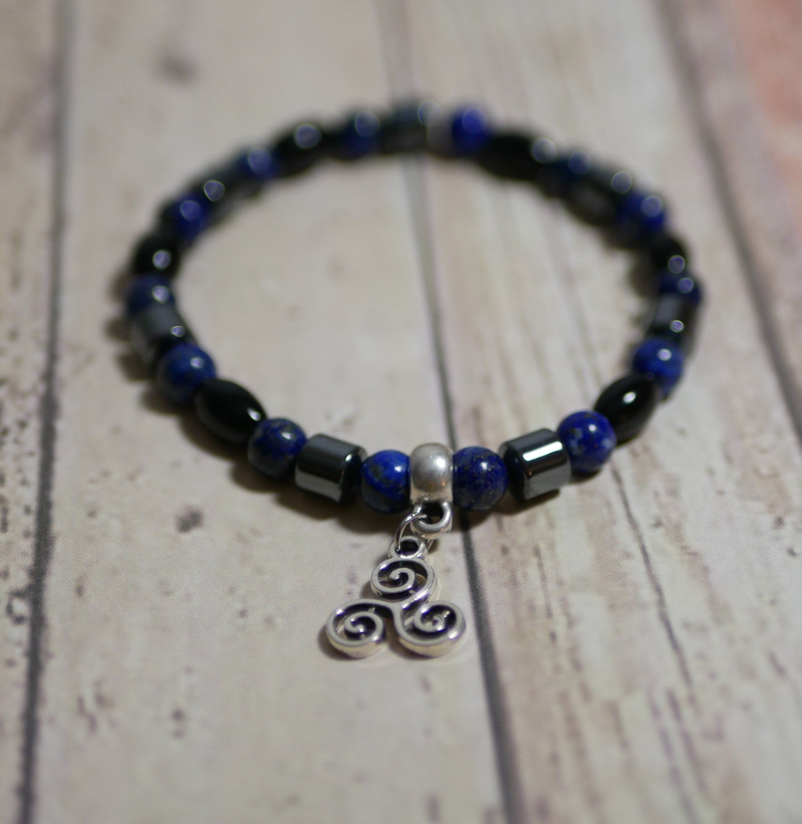 Herenarmband met zwartblauwe parels en hanger naar keuze