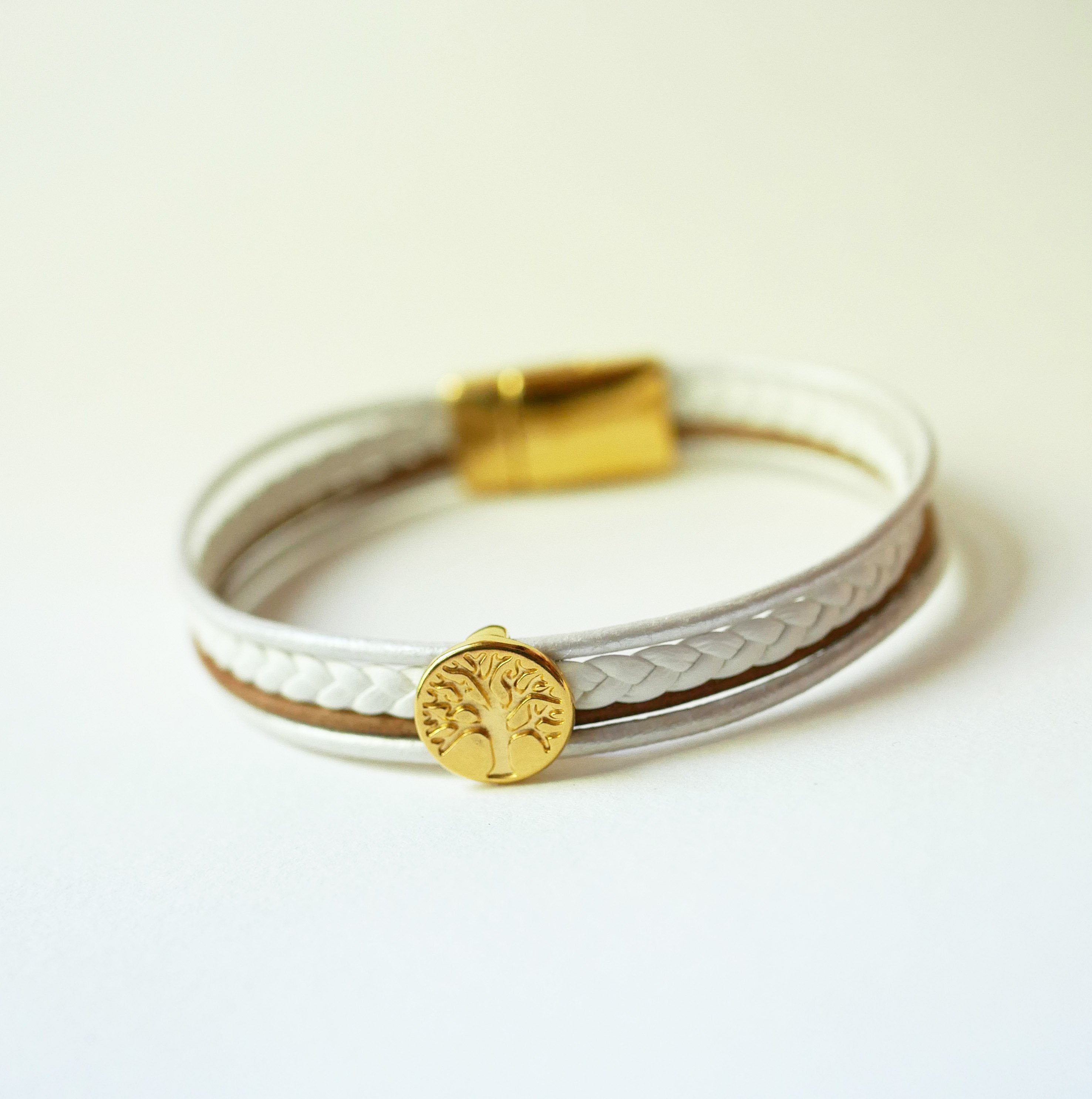 Wit en goud lederen manchet armband met Levensboom cabochon