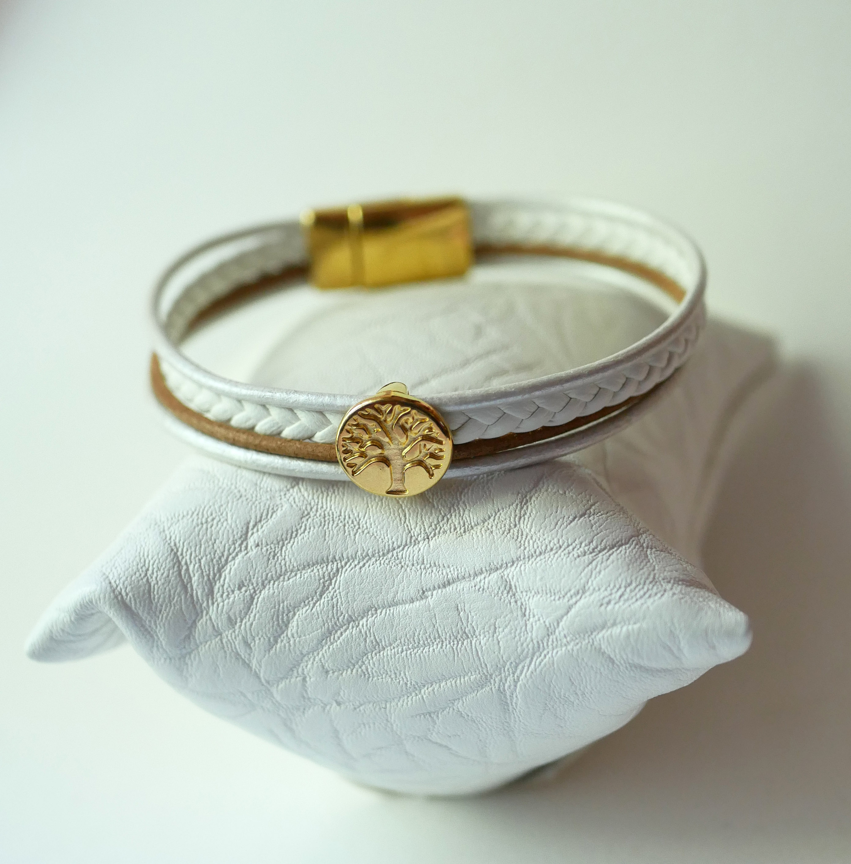 Wit en goud lederen manchet armband met Levensboom cabochon