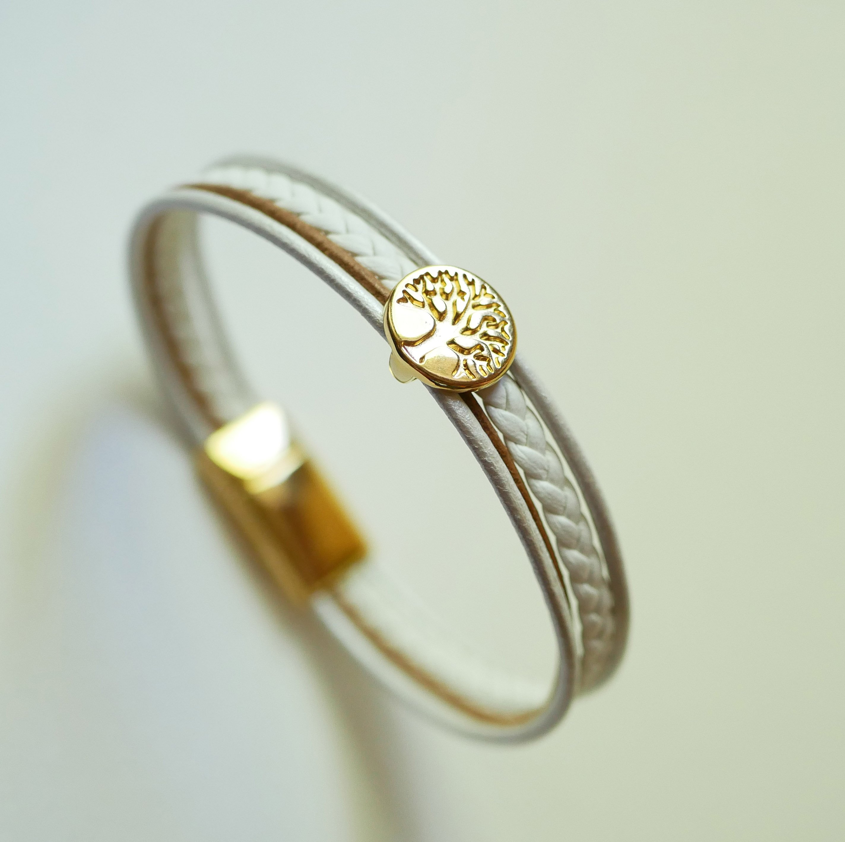 Wit en goud lederen manchet armband met Levensboom cabochon