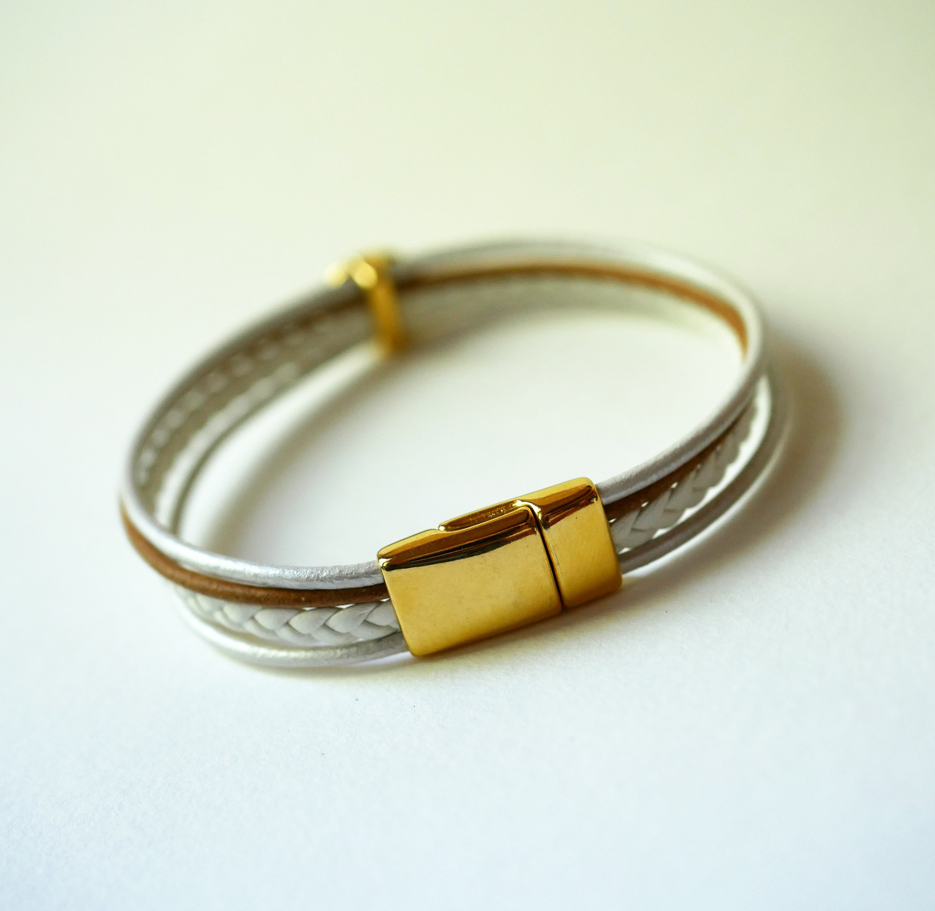 Wit en goud lederen manchet armband met Levensboom cabochon