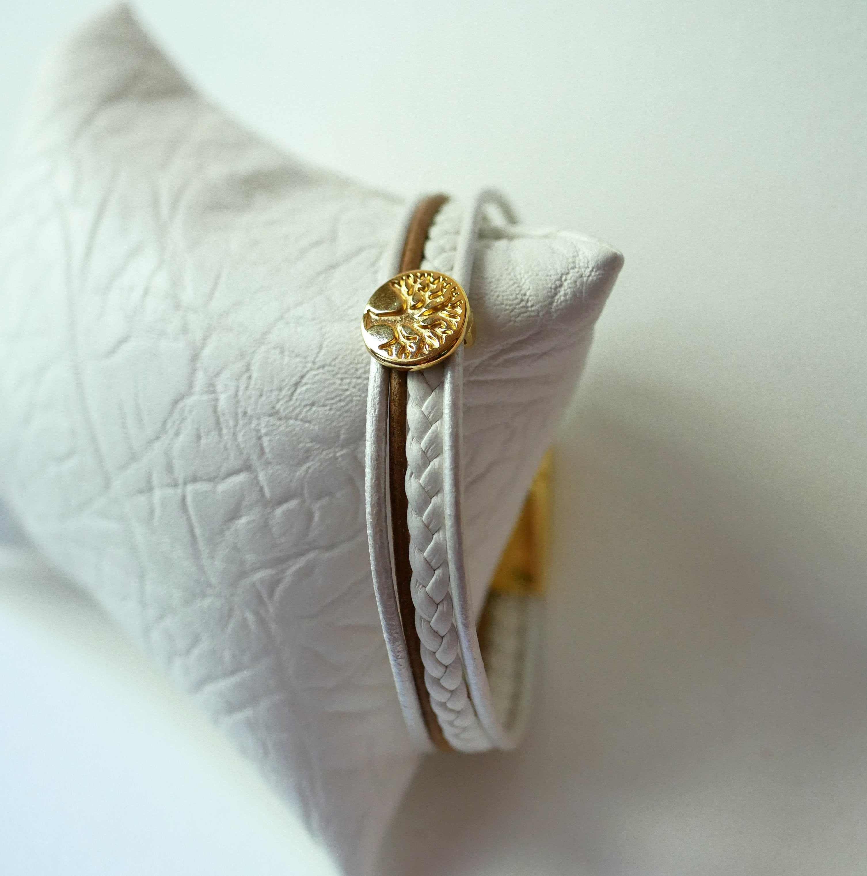 Wit en goud lederen manchet armband met Levensboom cabochon