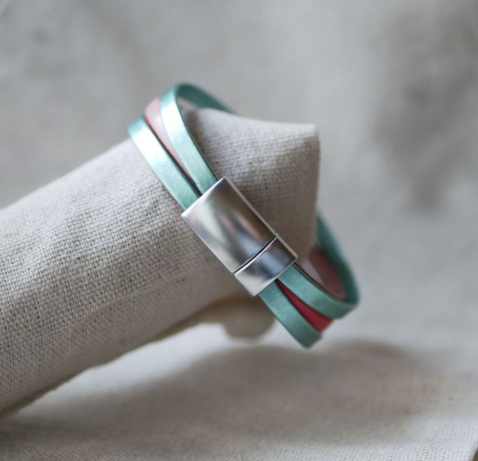 Lederen manchet armband met hartjes om te personaliseren 