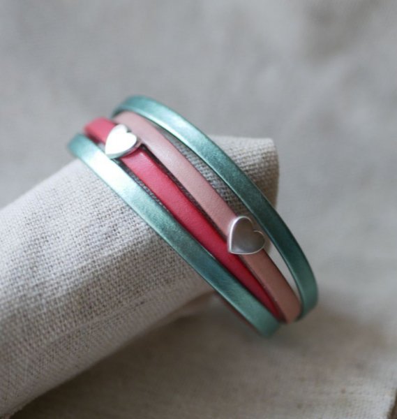 Lederen manchet armband met hartjes om te personaliseren 