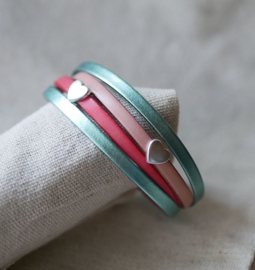 Lederen manchet armband met hartjes om te personaliseren 