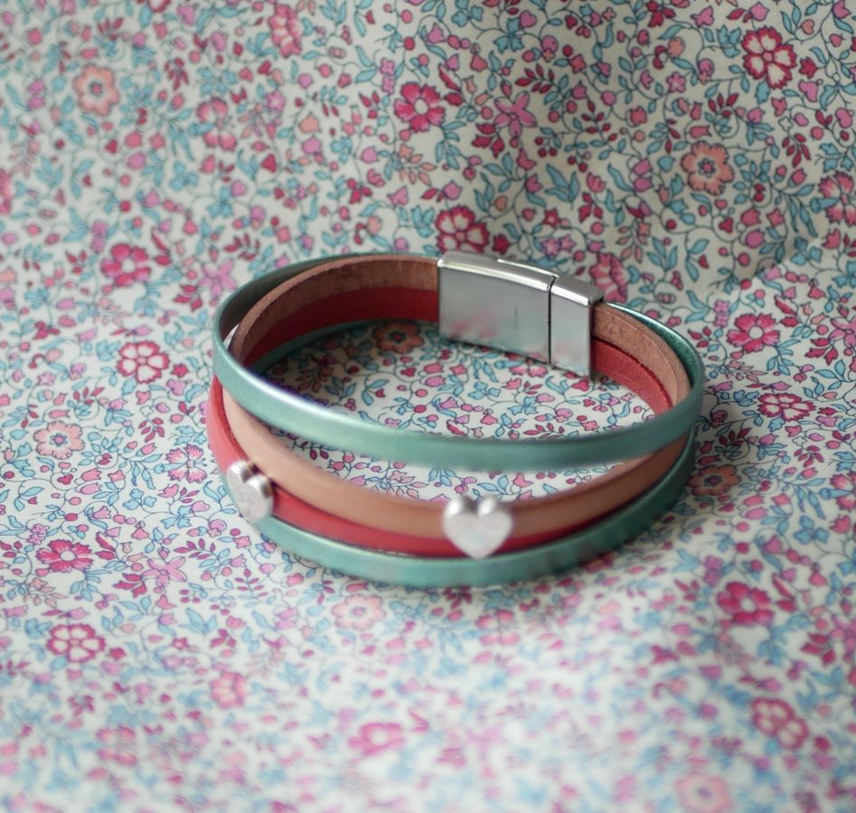 Lederen manchet armband met hartjes om te personaliseren 