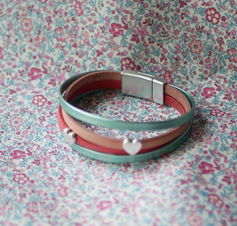 Lederen manchet armband met hartjes om te personaliseren 