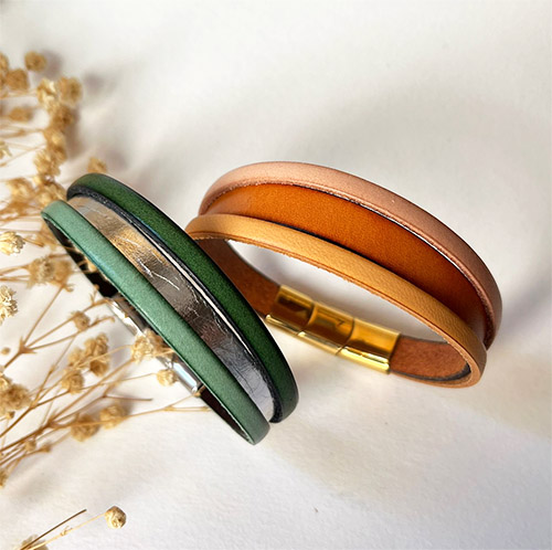 Tweekleurige lederen damesarmband met verborgen gegraveerde boodschap