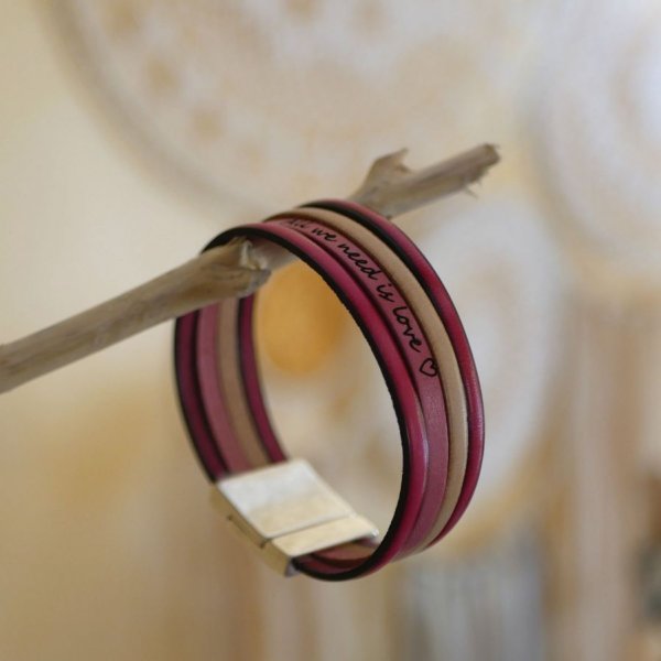 Bracelet manchette multi cuir personnalisable avec message grav&eacute;