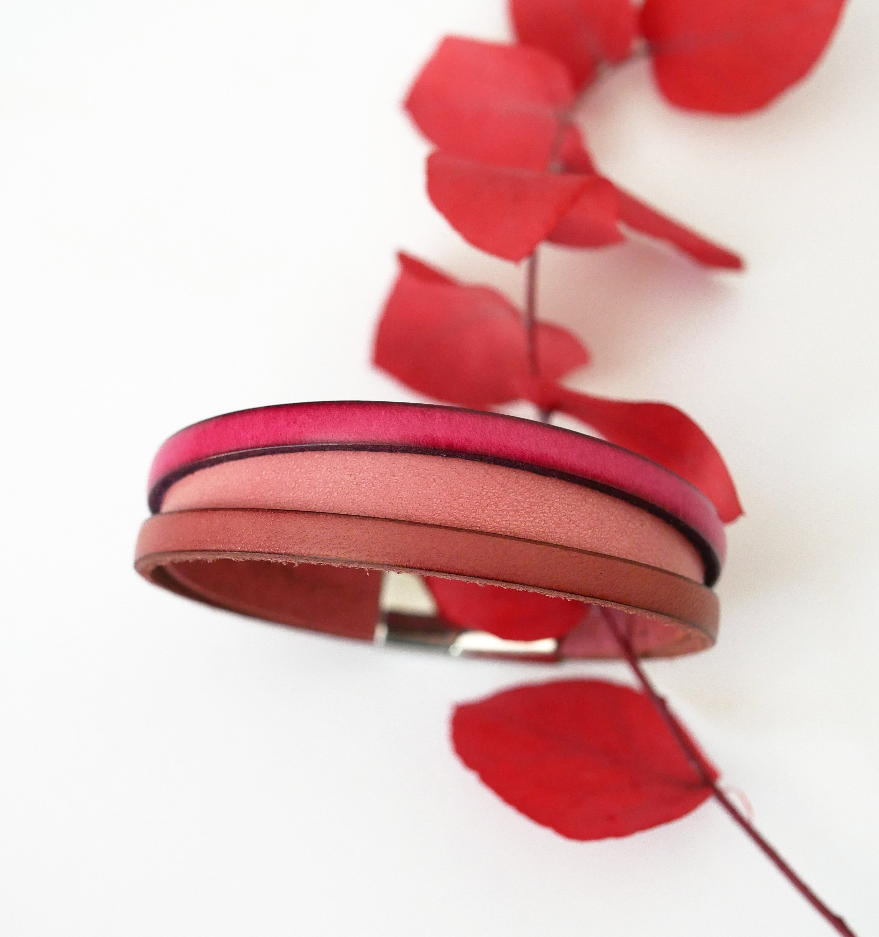 Tweekleurige lederen damesarmband met verborgen gegraveerde boodschap