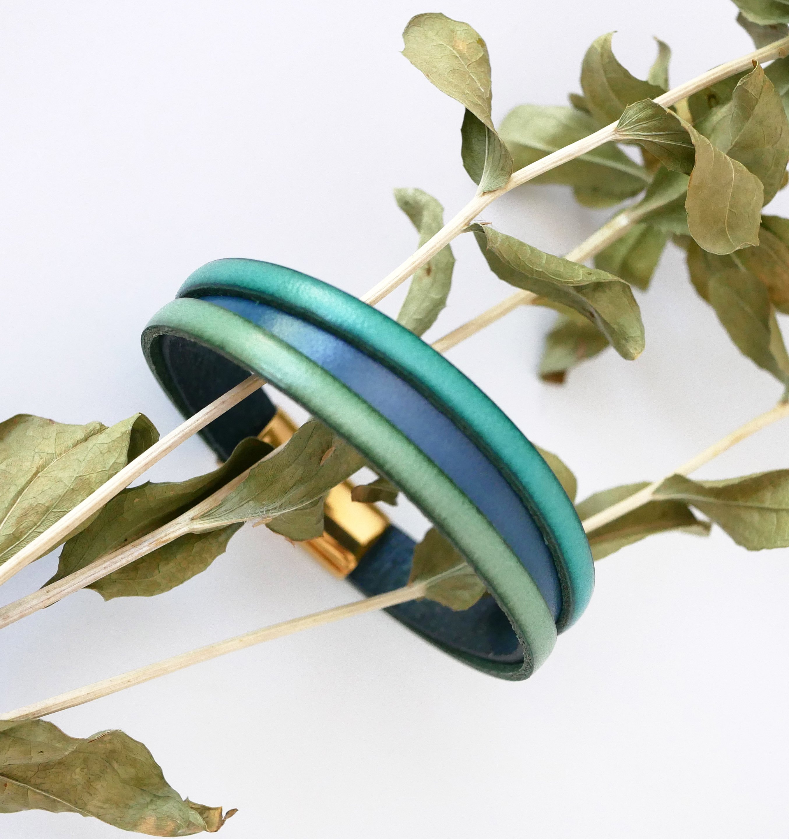 Tweekleurige lederen damesarmband met verborgen gegraveerde boodschap