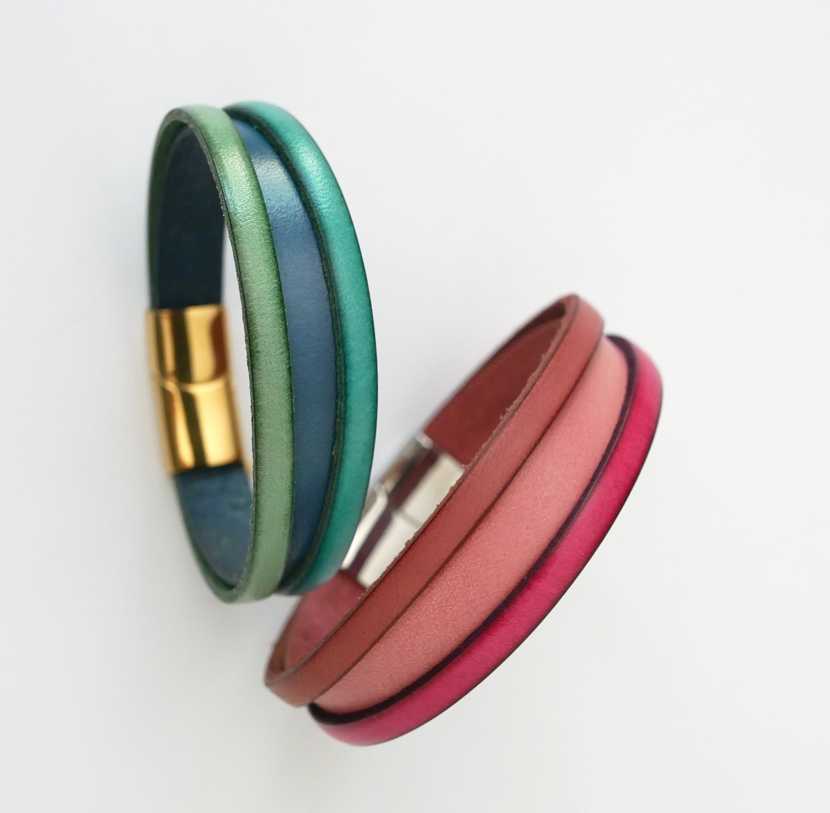 Tweekleurige lederen damesarmband met verborgen gegraveerde boodschap