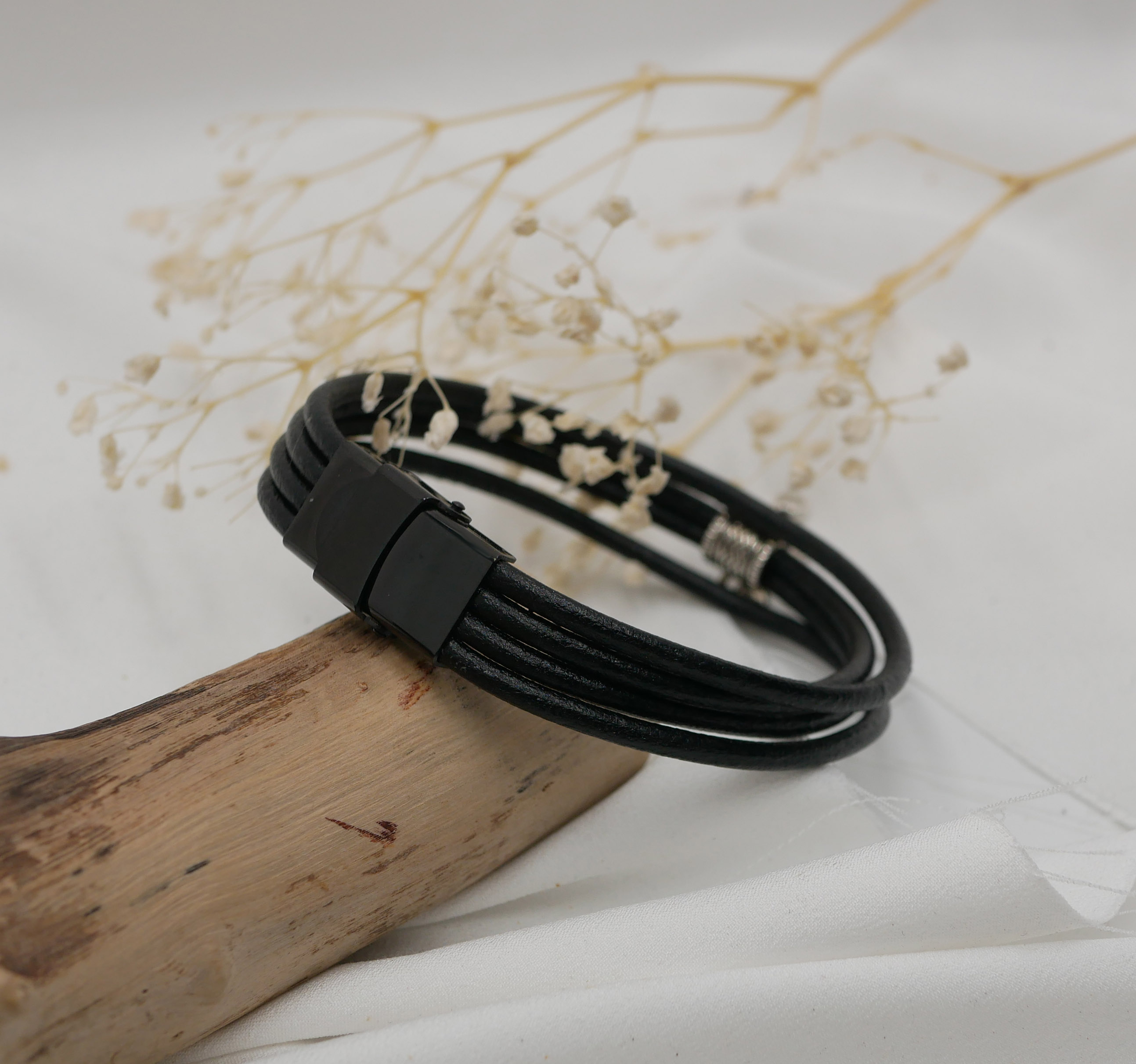 Zwart lederen manchet armband met zilveren bedelhanger naar keuze