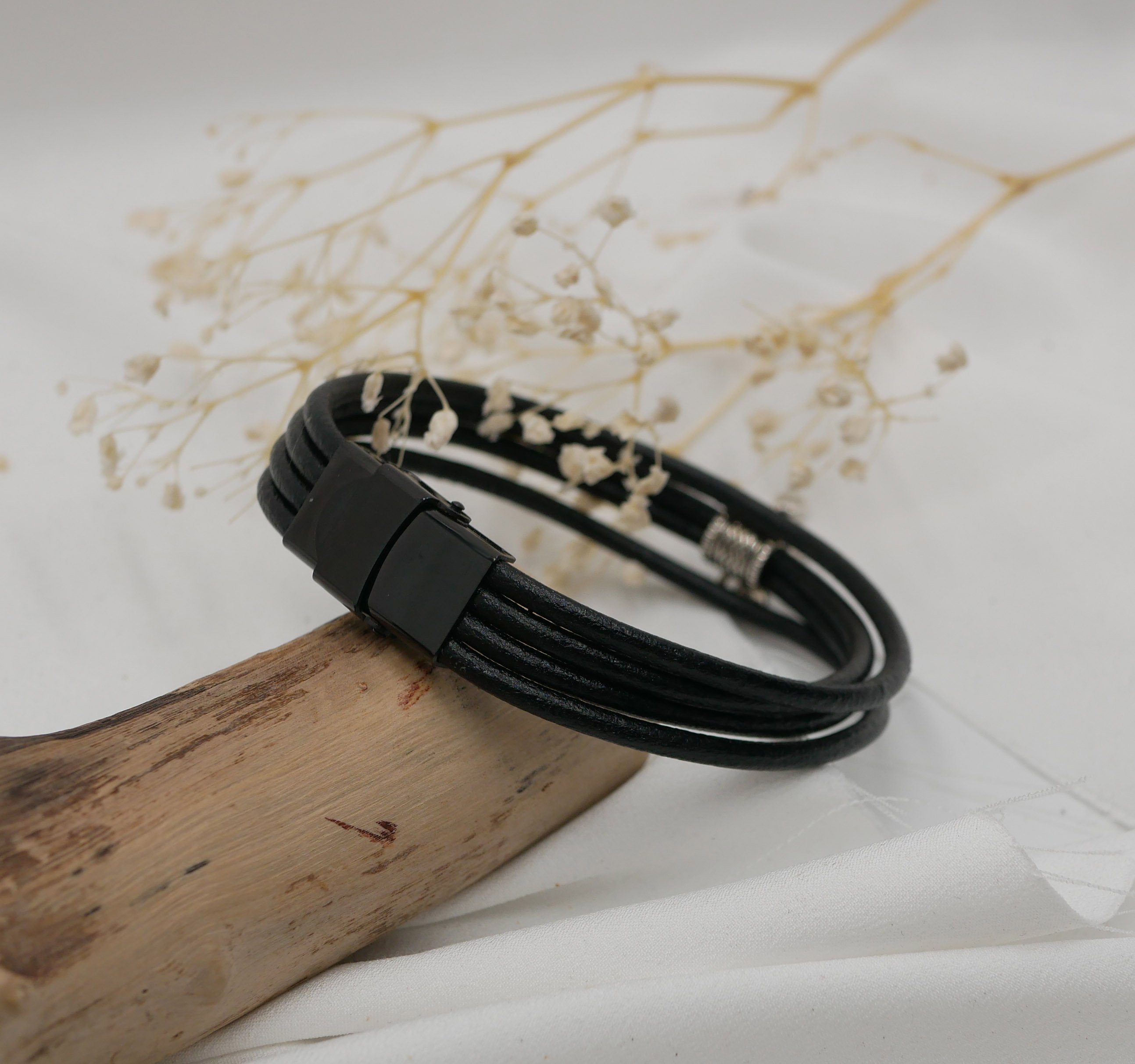 Zwart lederen manchet armband met zilveren bedelhanger naar keuze