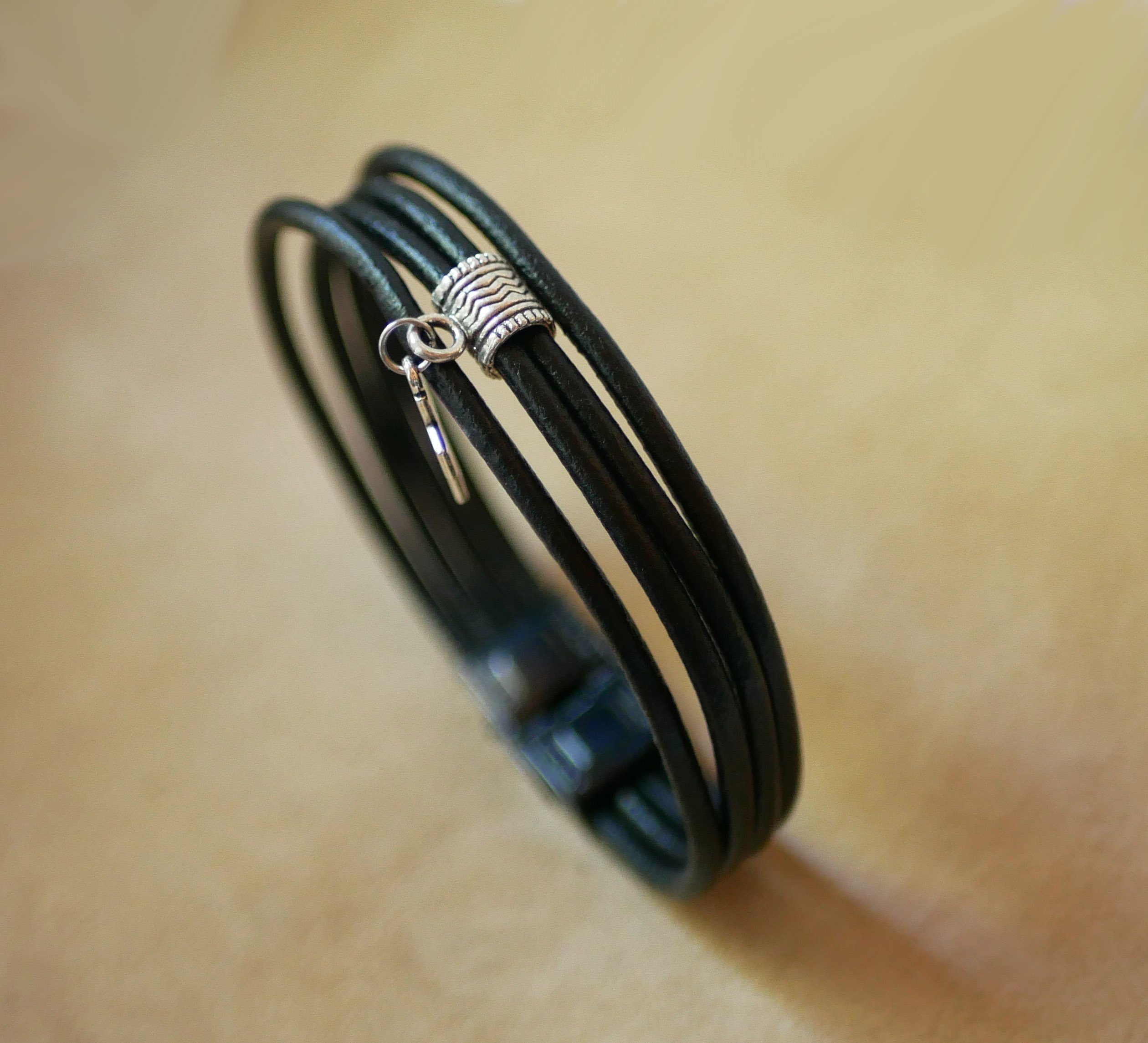 Zwart lederen manchet armband met zilveren bedelhanger naar keuze