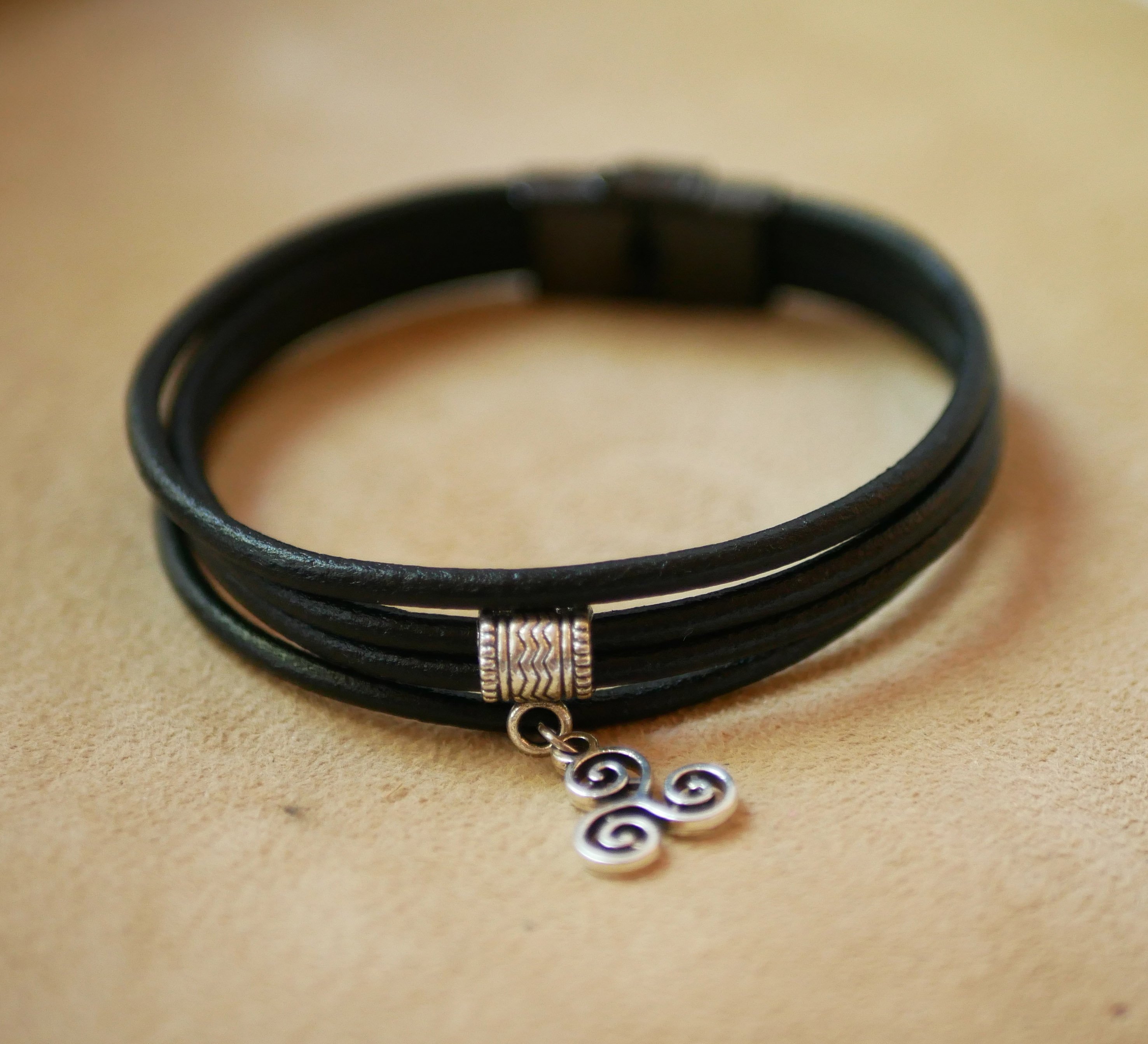 Zwart lederen manchet armband met zilveren bedelhanger naar keuze