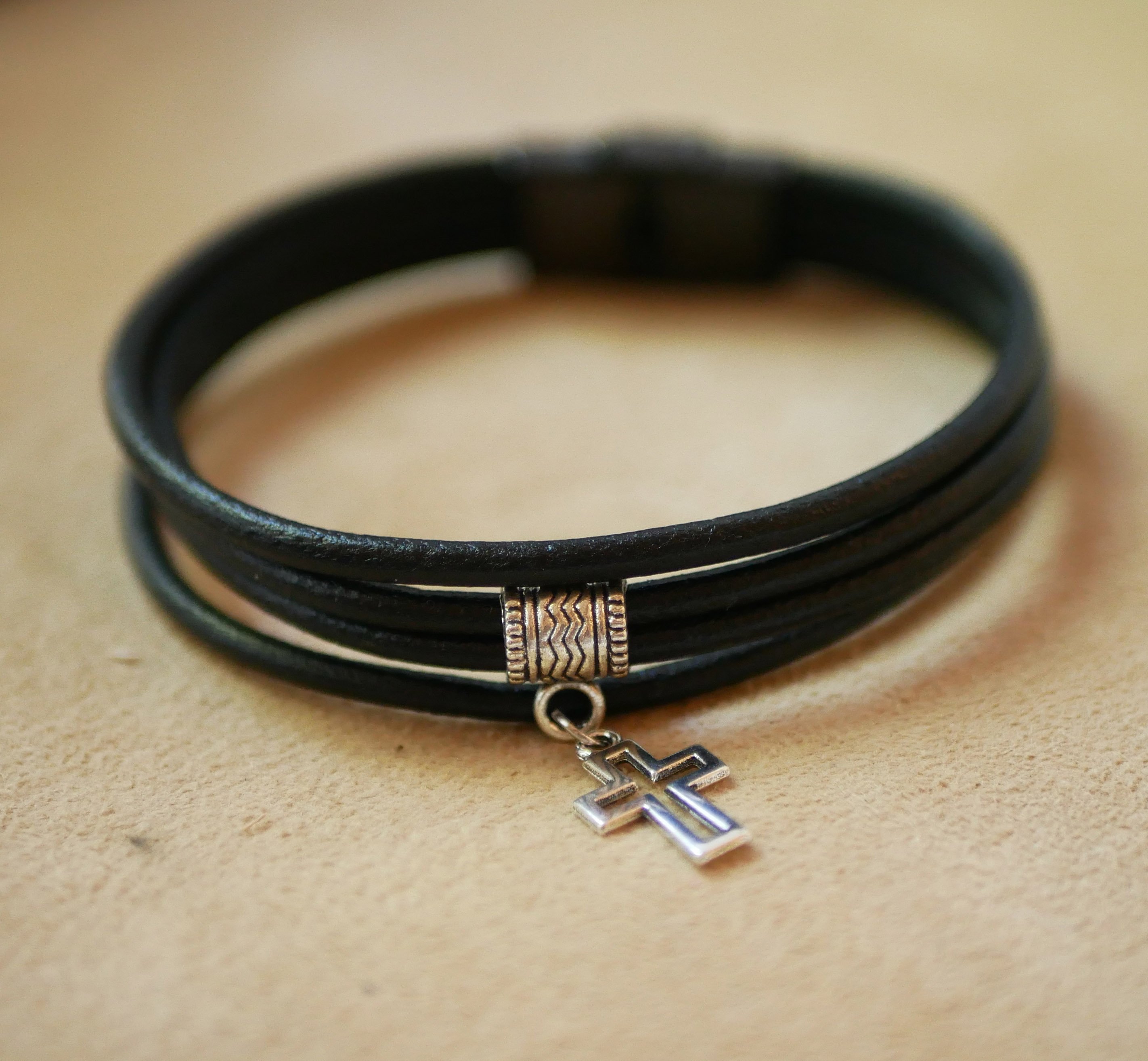 Zwart lederen manchet armband met zilveren bedelhanger naar keuze