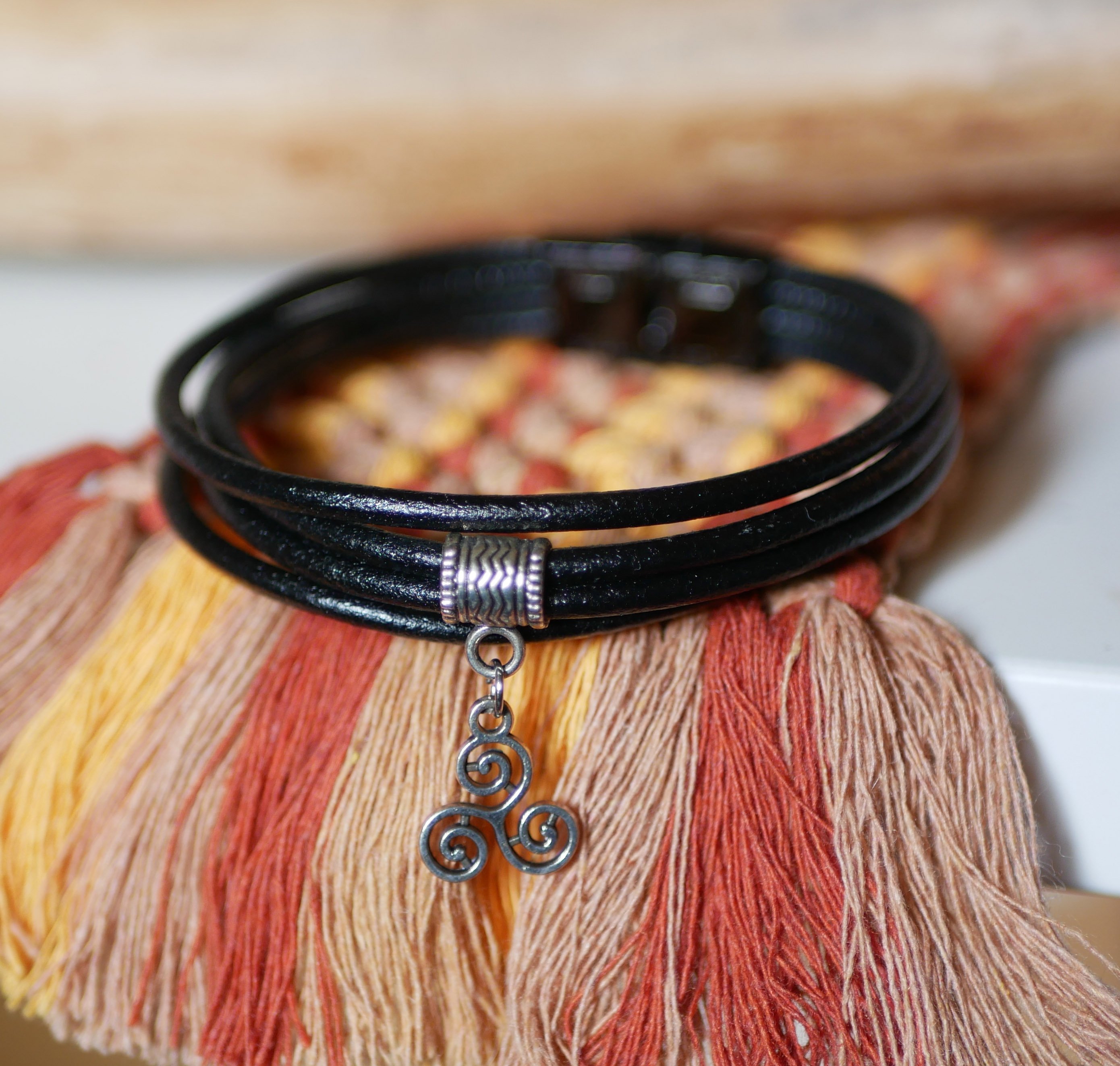 Zwart lederen manchet armband met zilveren bedelhanger naar keuze