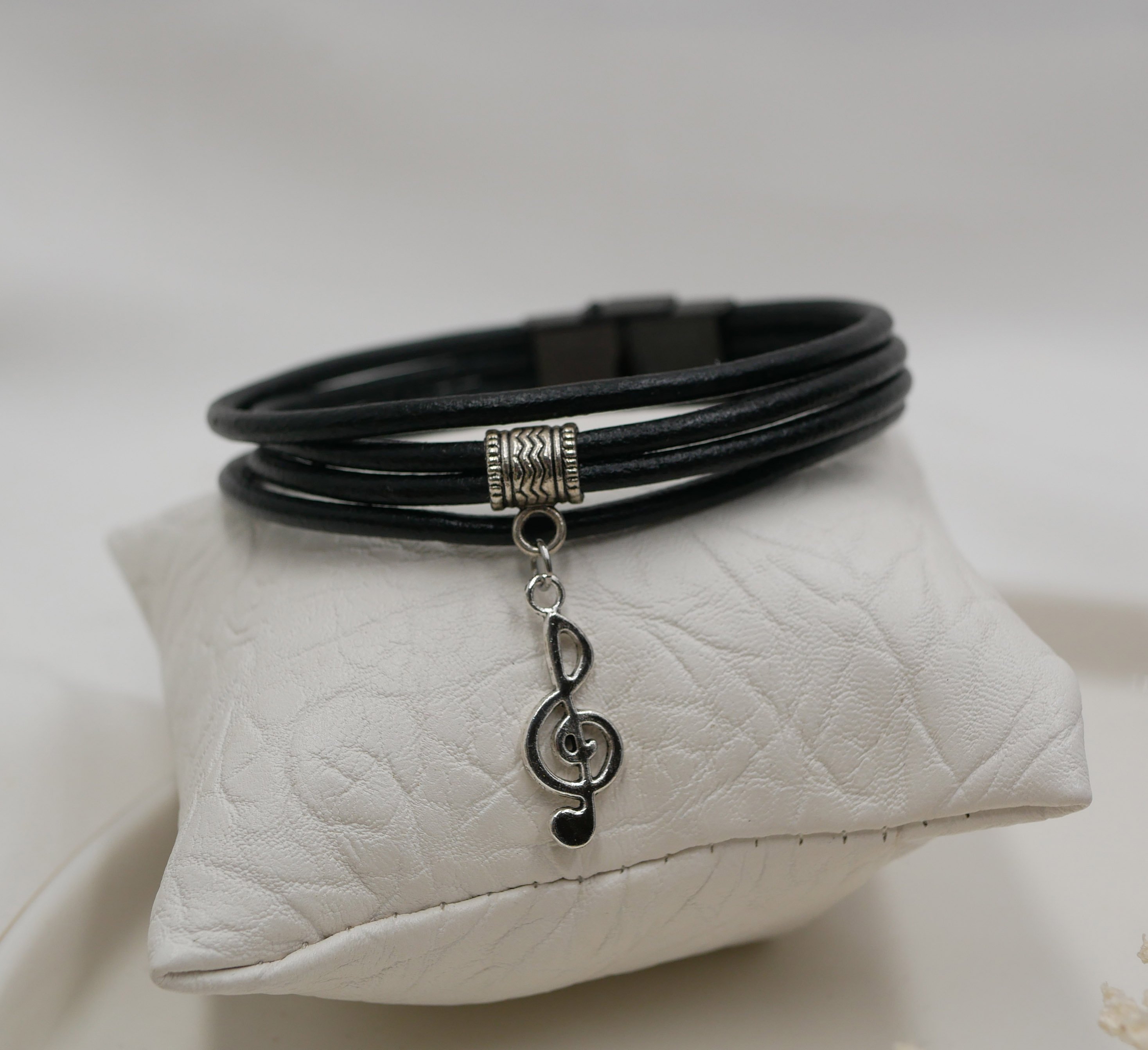 Zwart lederen manchet armband met zilveren bedelhanger naar keuze