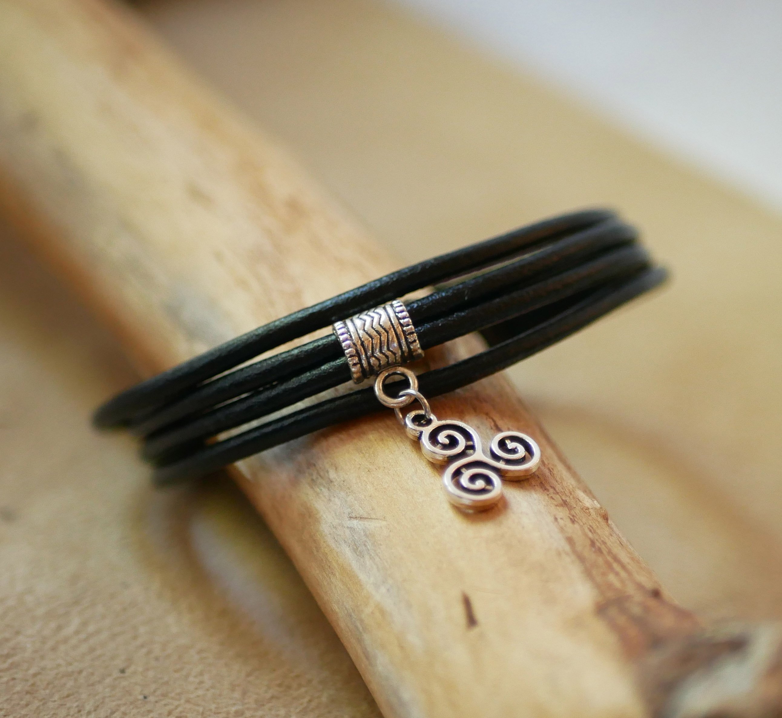 Zwart lederen manchet armband met zilveren bedelhanger naar keuze
