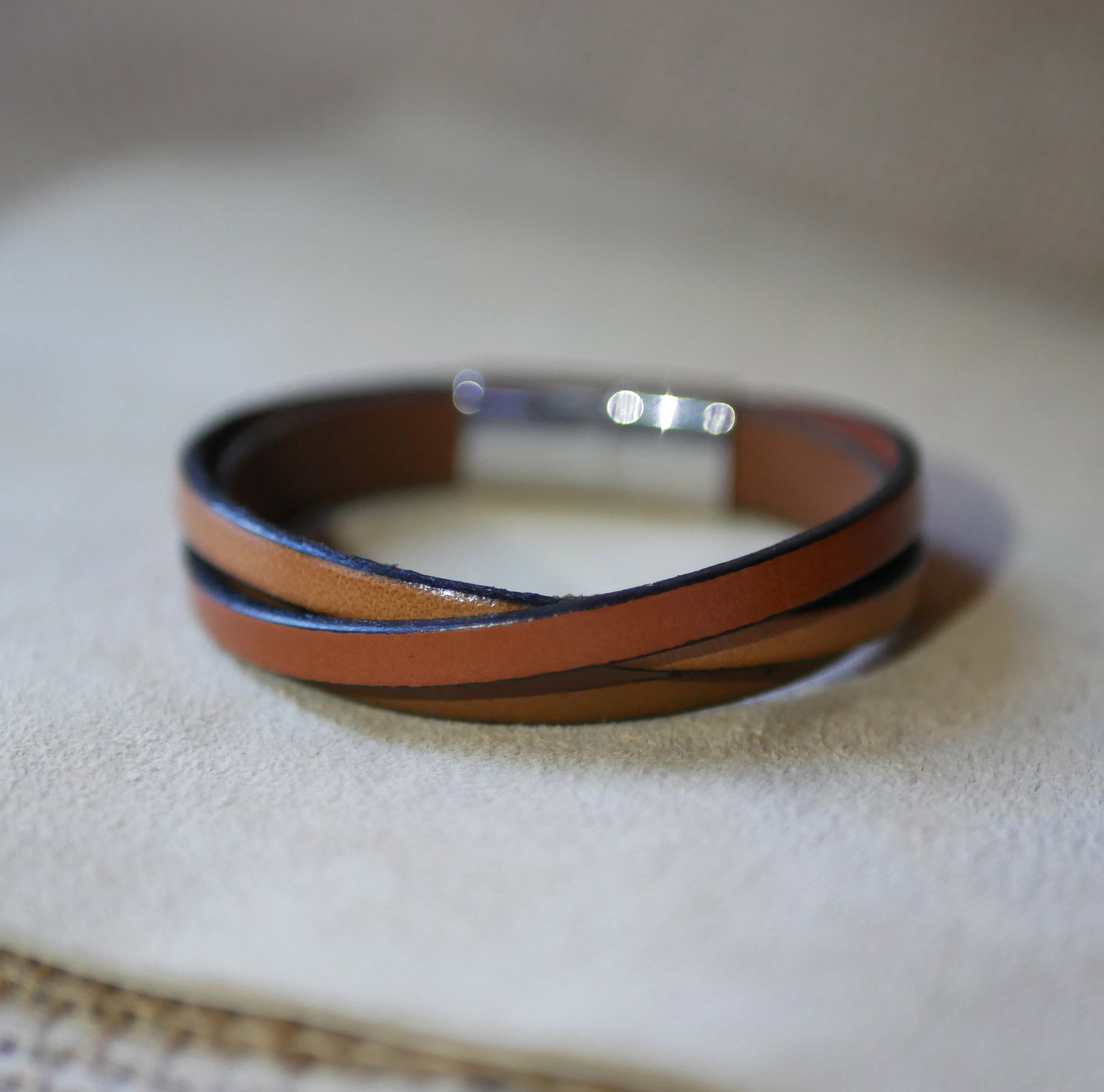 Tweekleurige gekruiste lederen manchetarmband met gegraveerde boodschap voor mannen