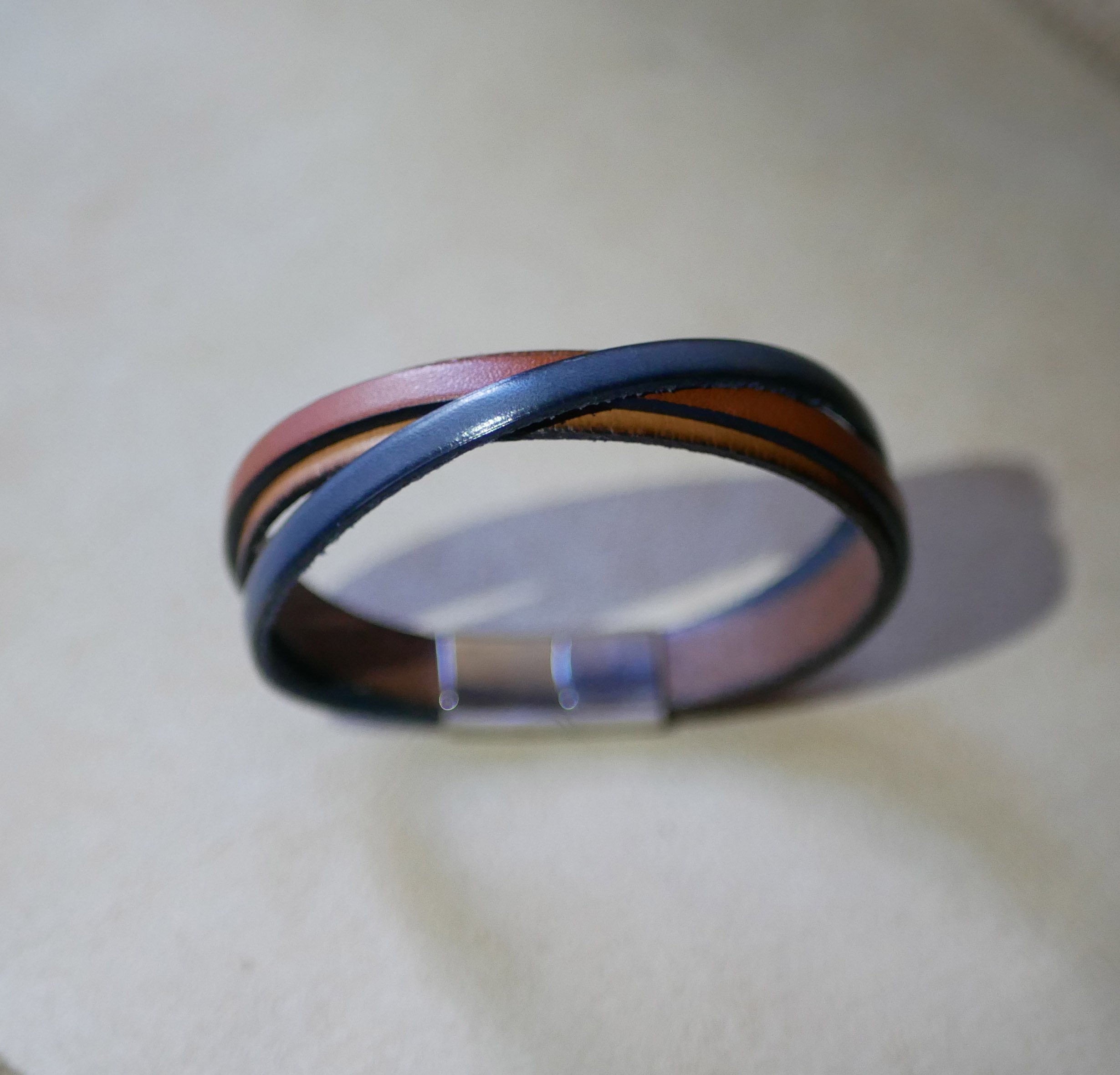 Tweekleurige gekruiste lederen manchetarmband met gegraveerde boodschap voor mannen