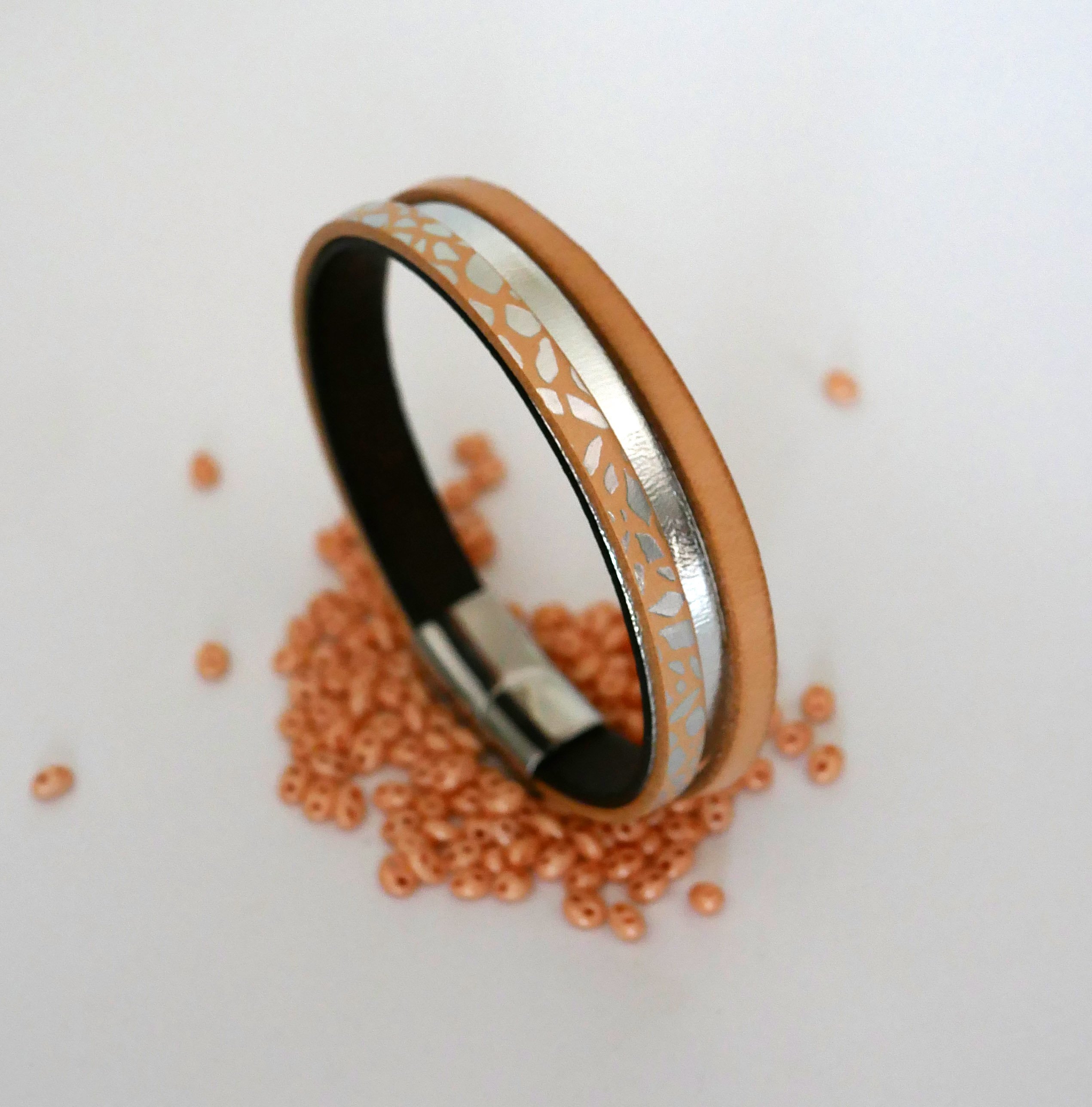 Damesarmband in natuurlijk en zilver leer 