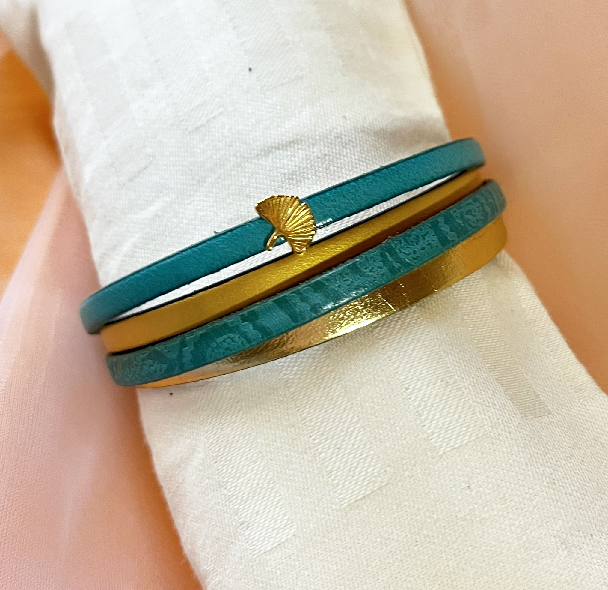 Bracelet manchette femme aux 4 cuirs turquoises et dor&eacute;s au fermoir &agrave; extension