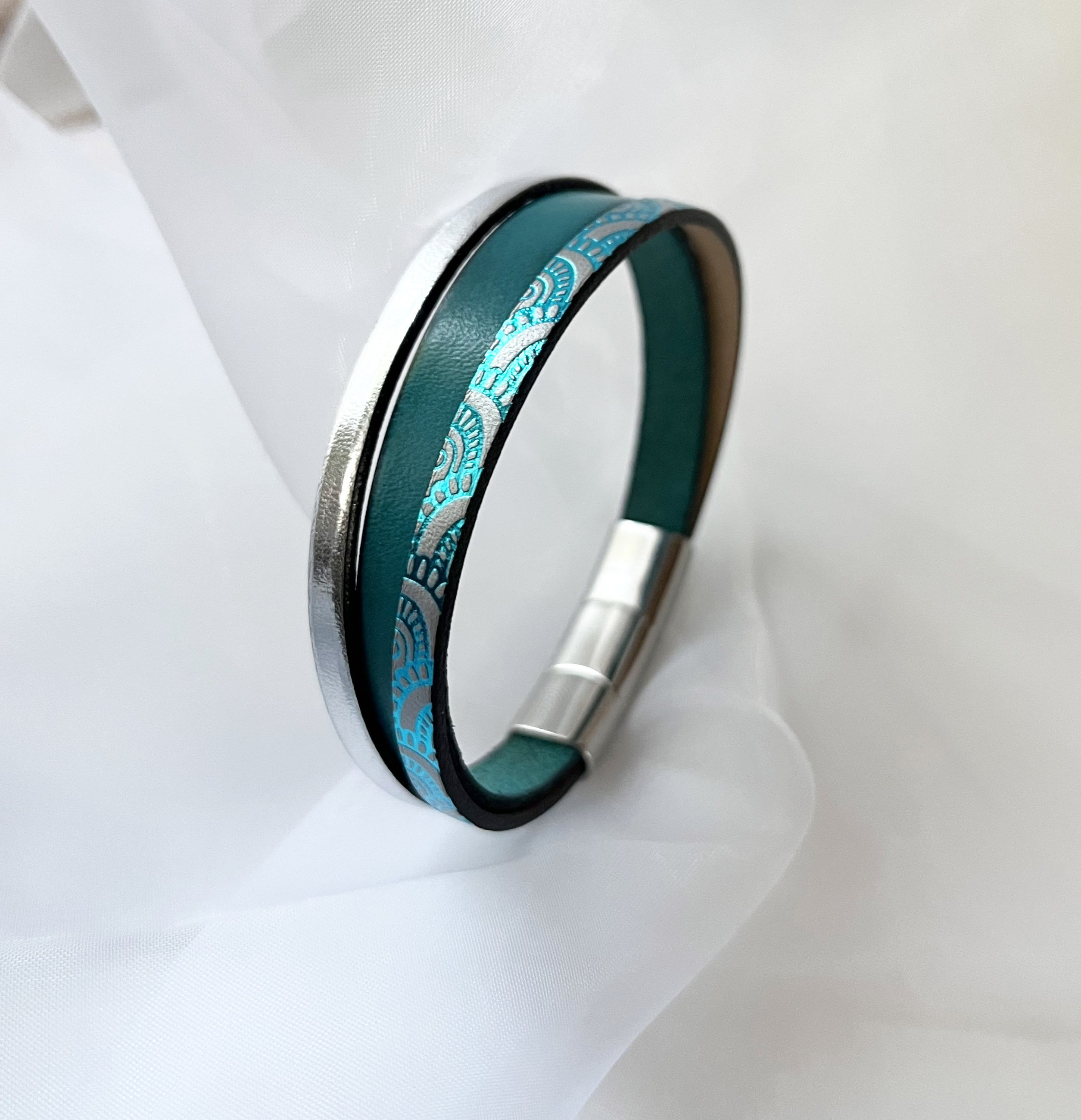 Bracelet manchette femme aux 3 cuirs turquoise et argent&eacute; fermoir &agrave; extension