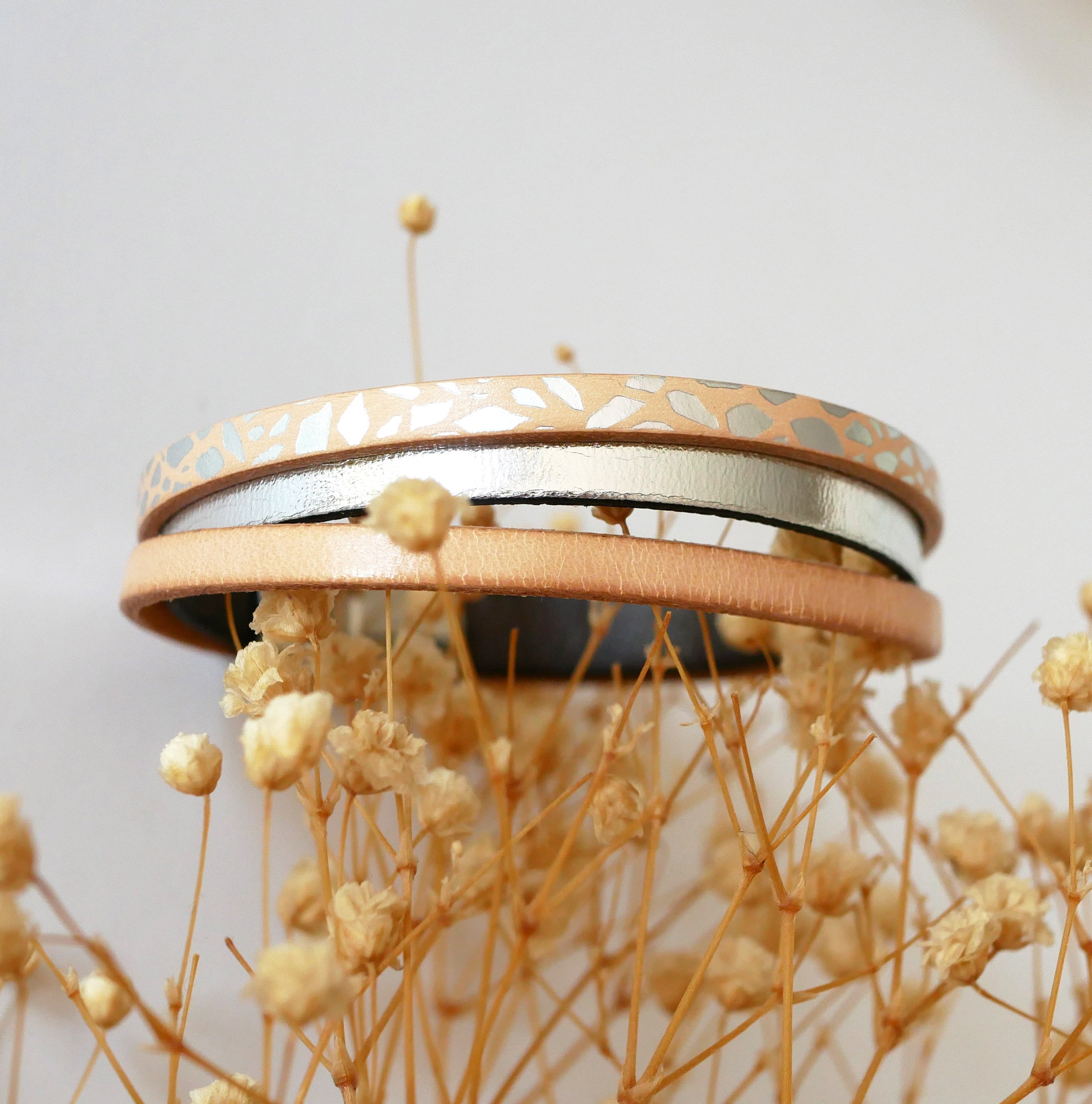 Damesarmband in natuurlijk en zilver leer 