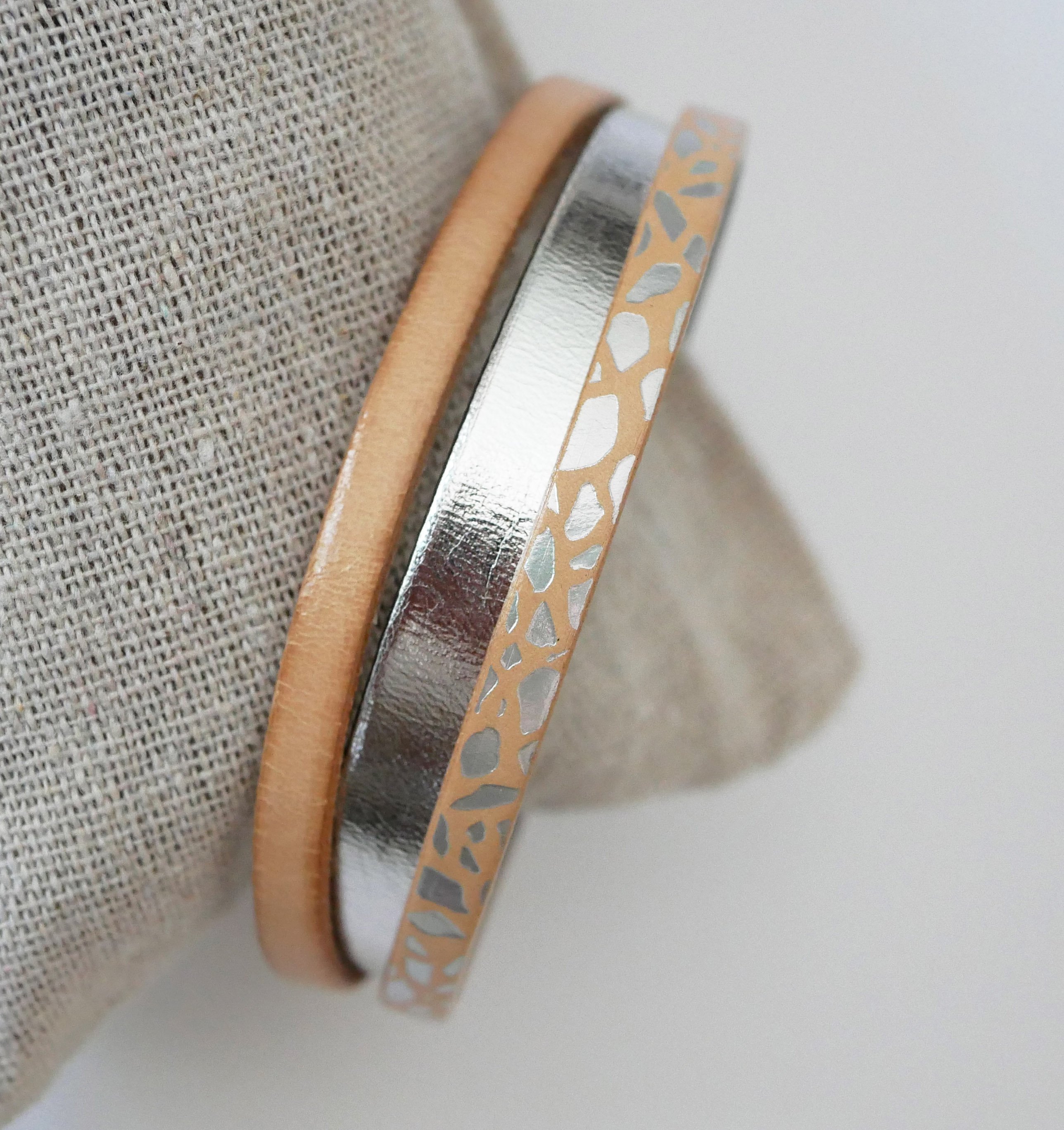 Damesarmband in natuurlijk en zilver leer 