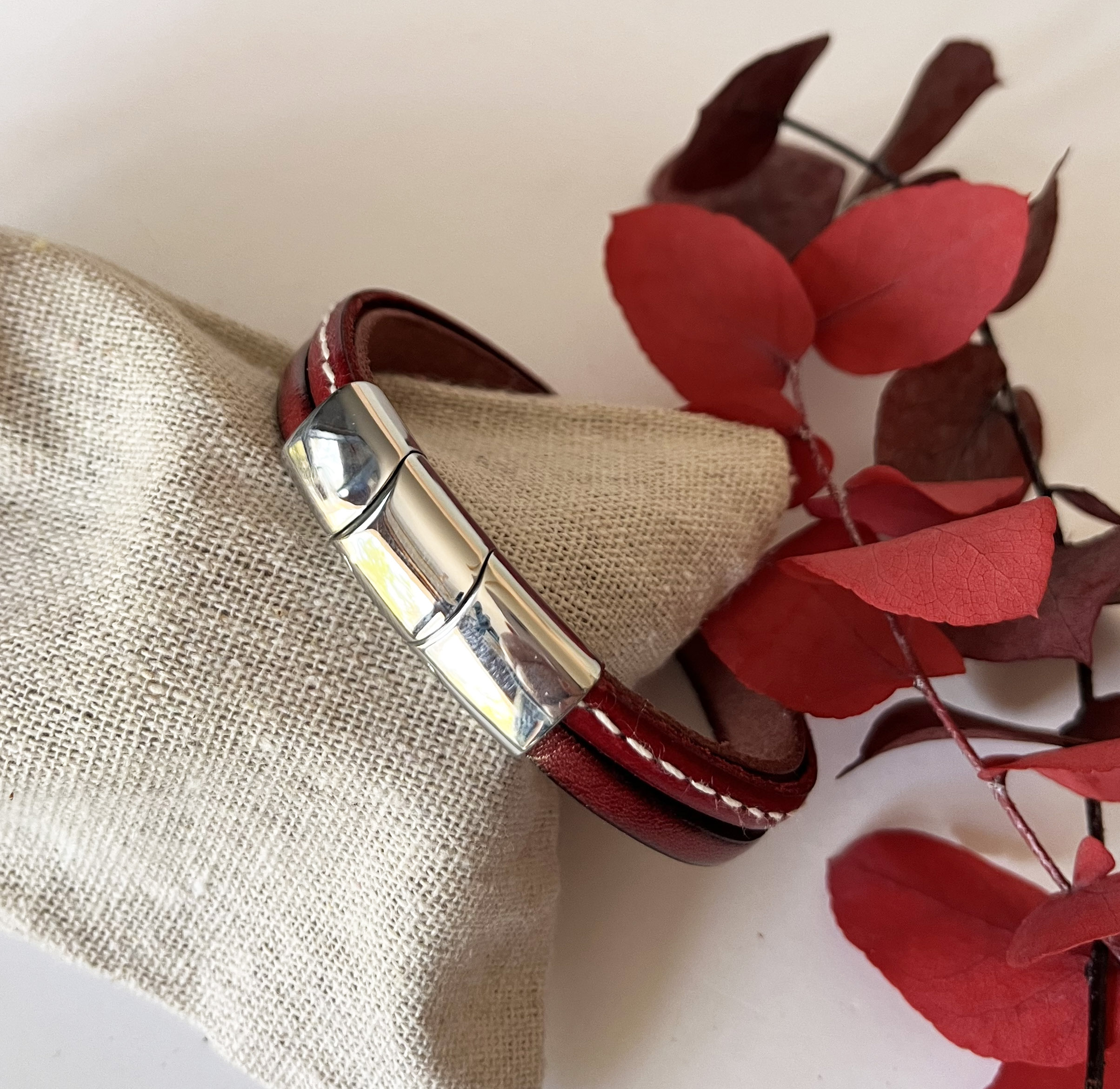 Bracelet manchette femme aux 3 cuirs rouges et fermoir à extension