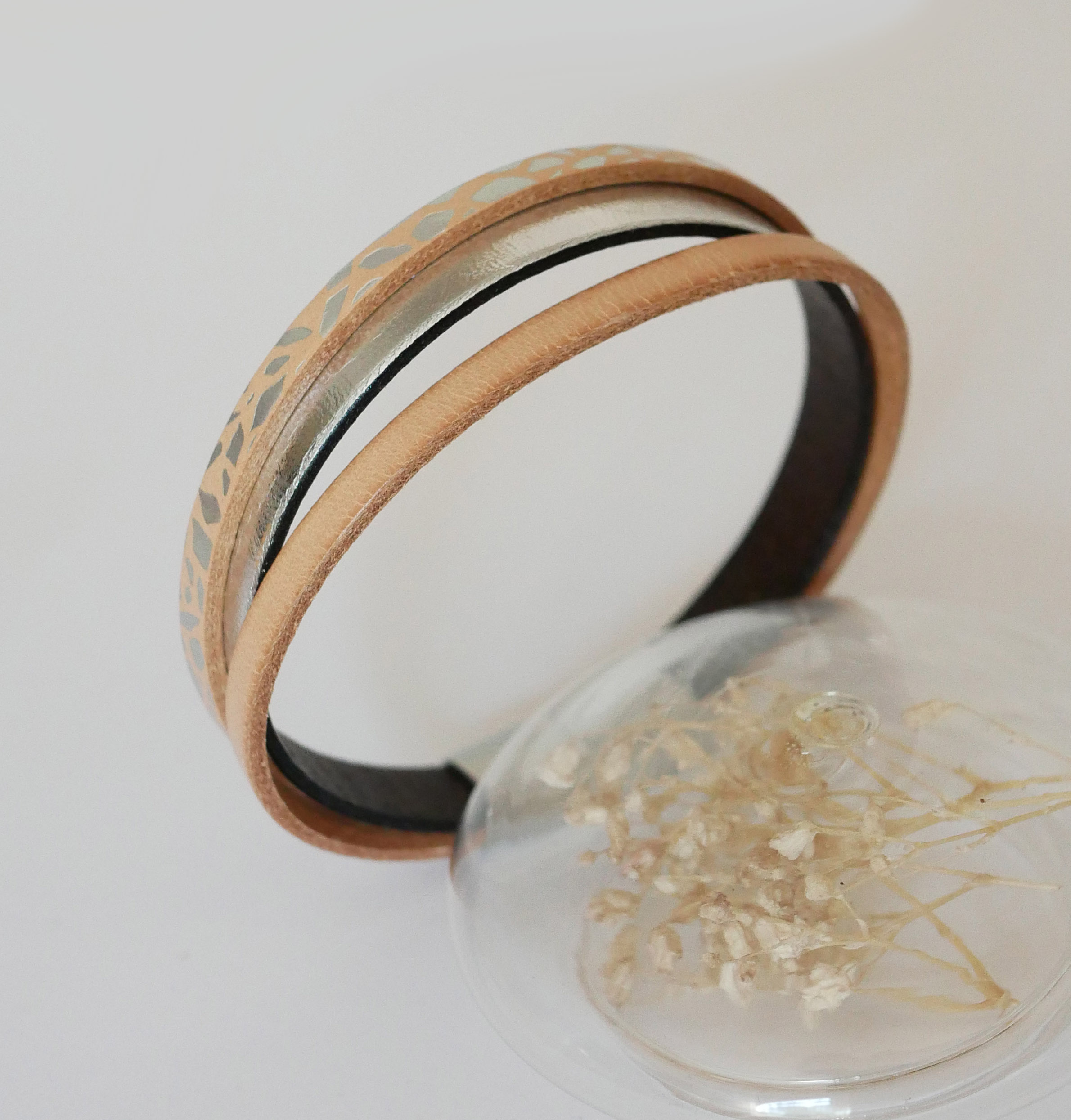 Damesarmband in natuurlijk en zilver leer 