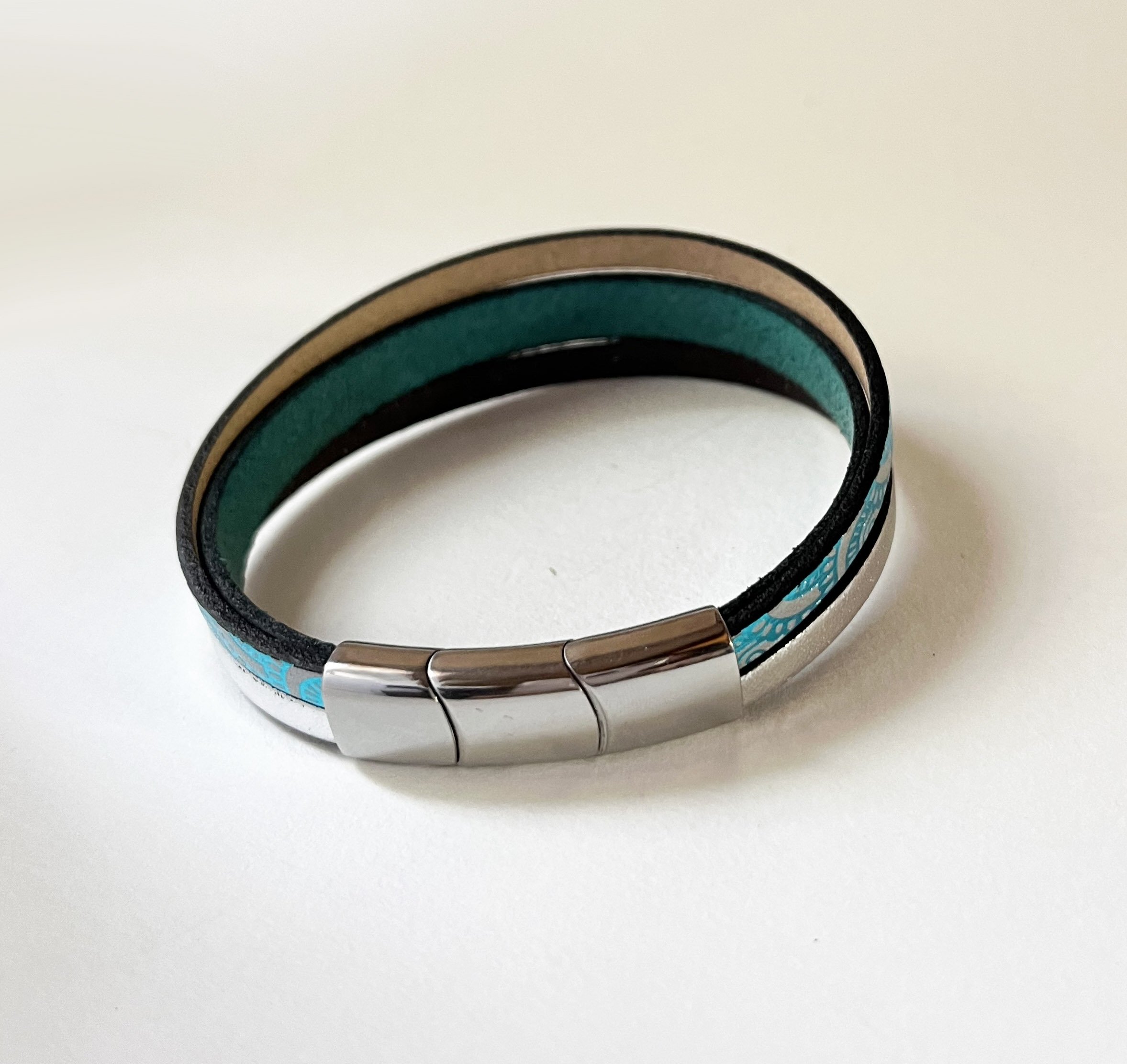 Bracelet manchette femme aux 3 cuirs turquoise et argent&eacute; fermoir &agrave; extension