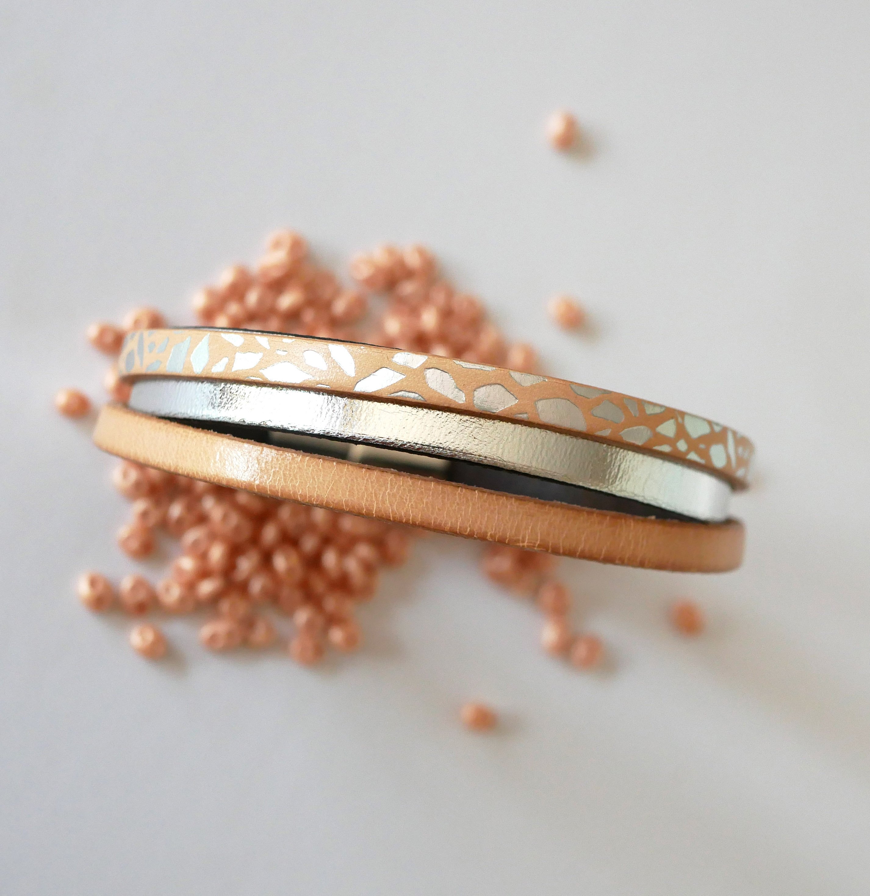 Damesarmband in natuurlijk en zilver leer 