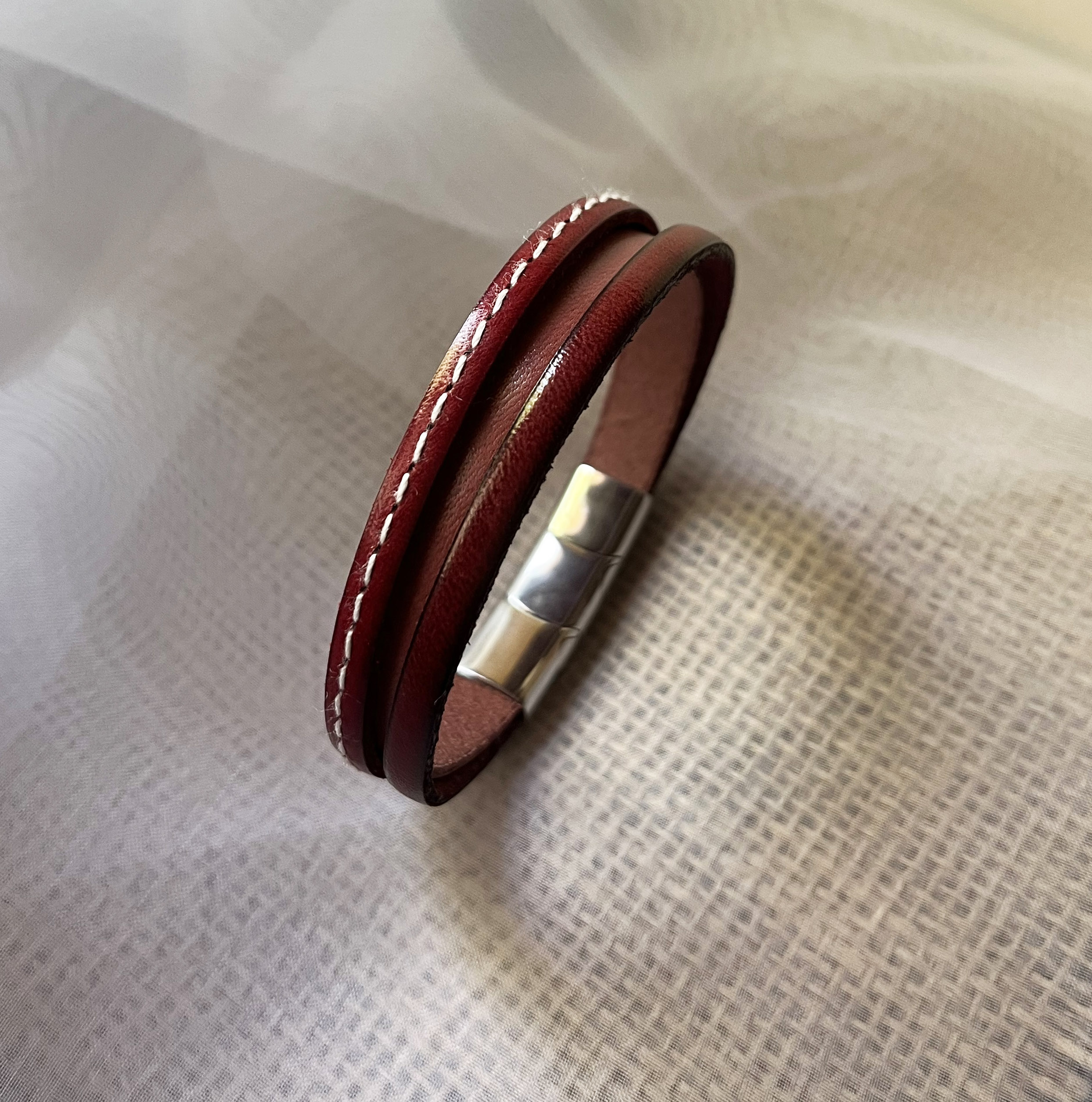 Bracelet manchette femme aux 3 cuirs rouges et fermoir à extension