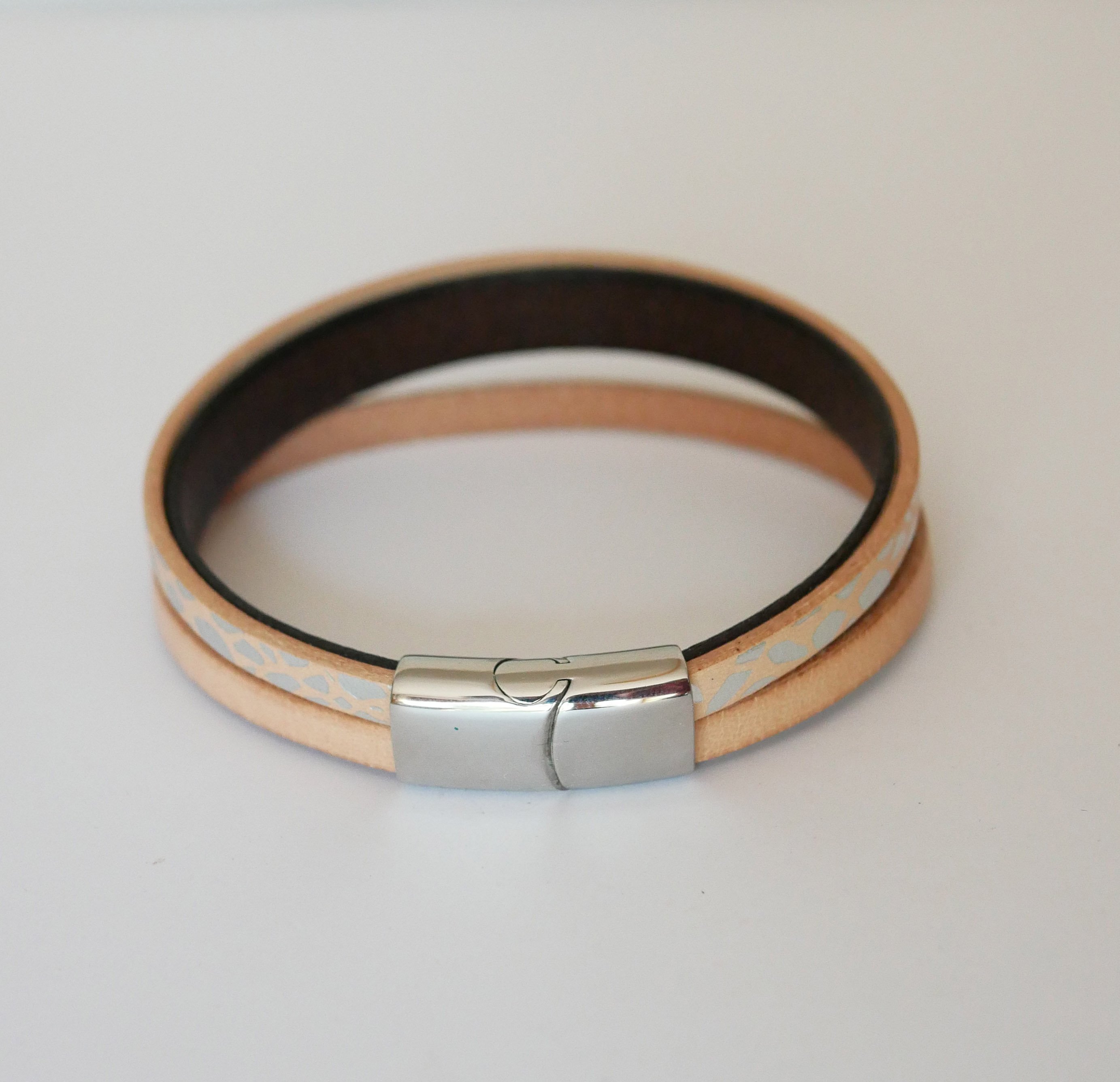 Damesarmband in natuurlijk en zilver leer 