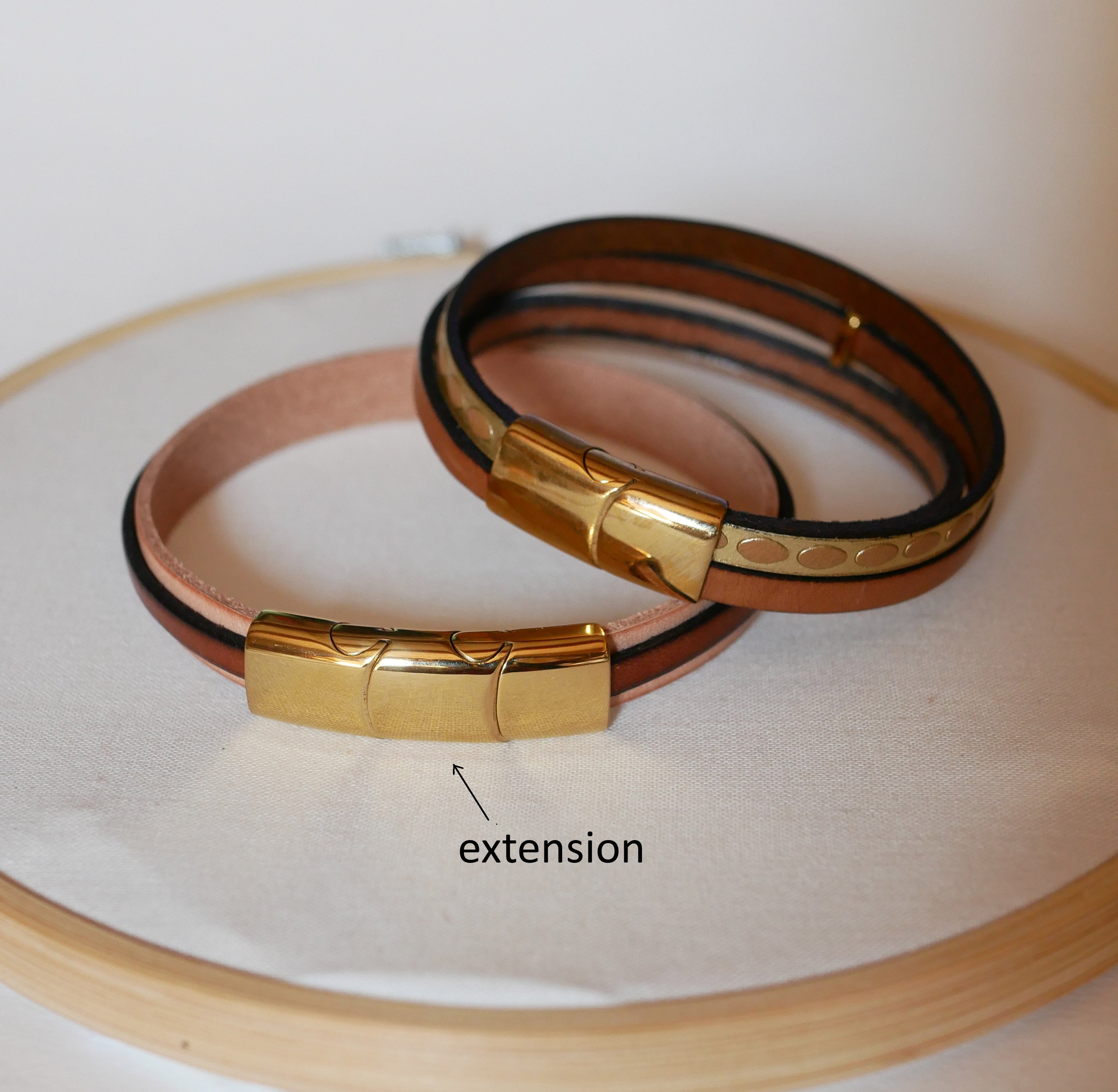 Leren manchetarmband met meerdere schakels en goudkleurige sunray lus