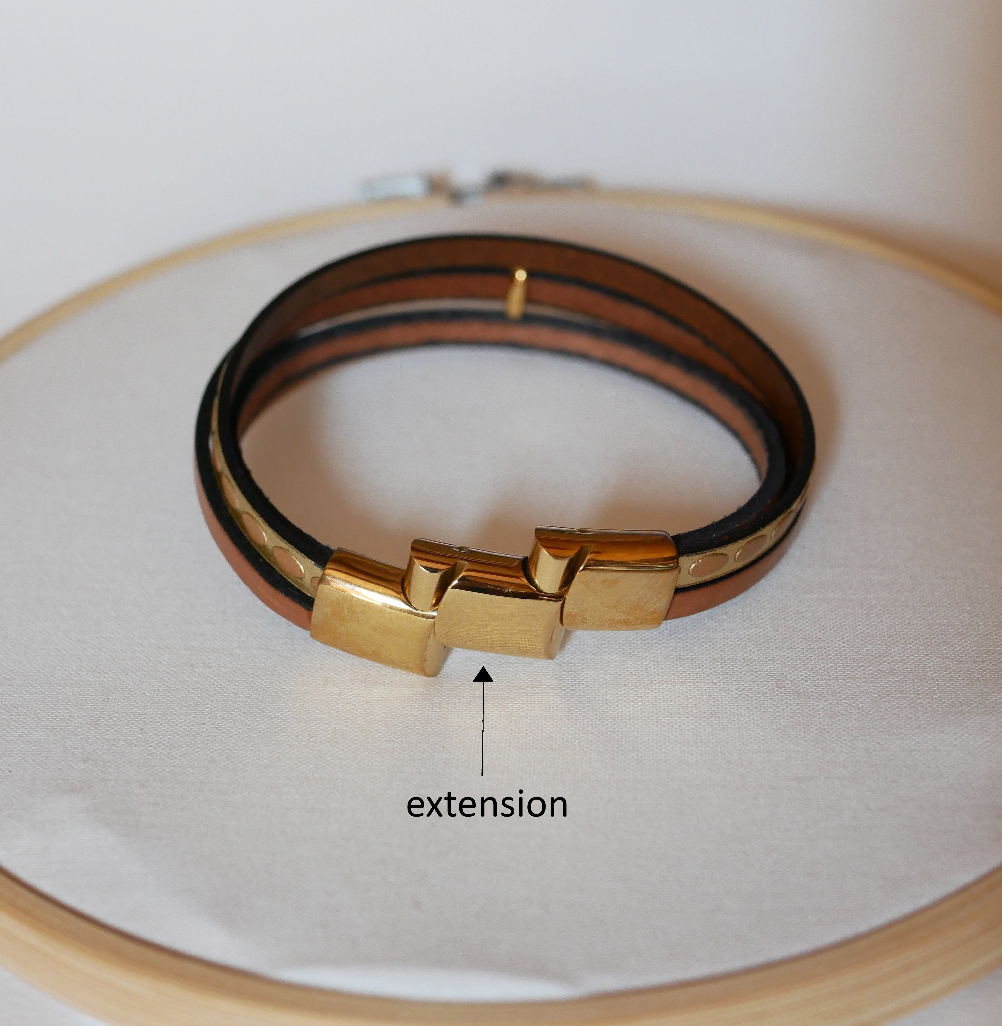 Leren manchetarmband met meerdere schakels en goudkleurige sunray lus