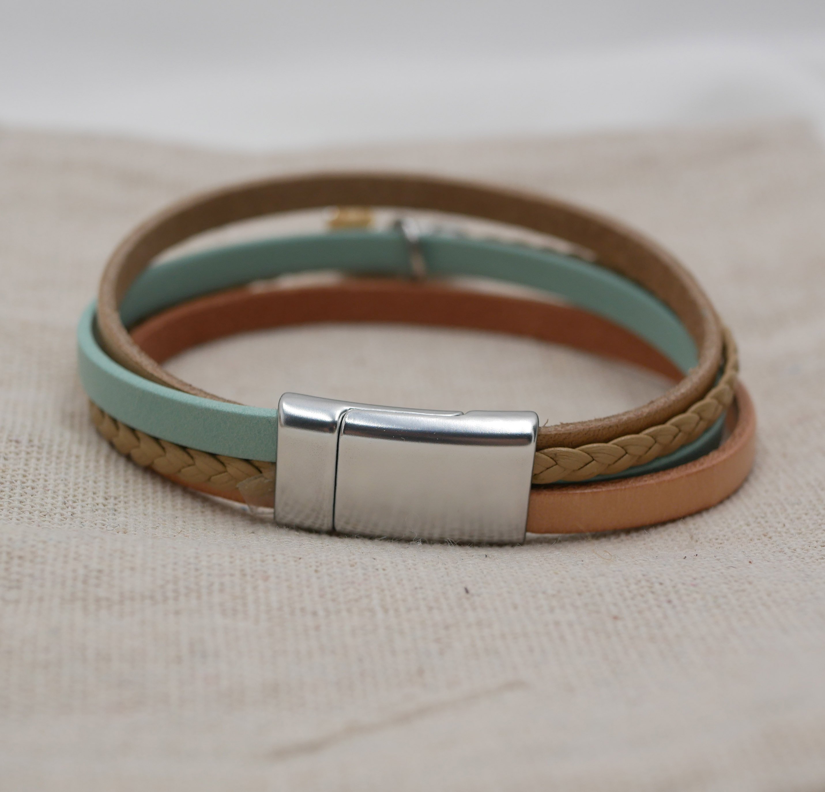 Multi-lederen dames manchet armband Zand beige hanger naar keuze