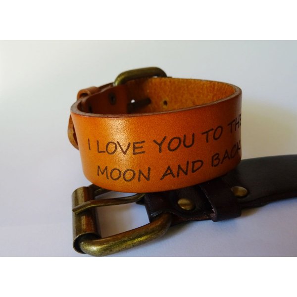 Bracelet manchette homme en cuir grav&eacute;