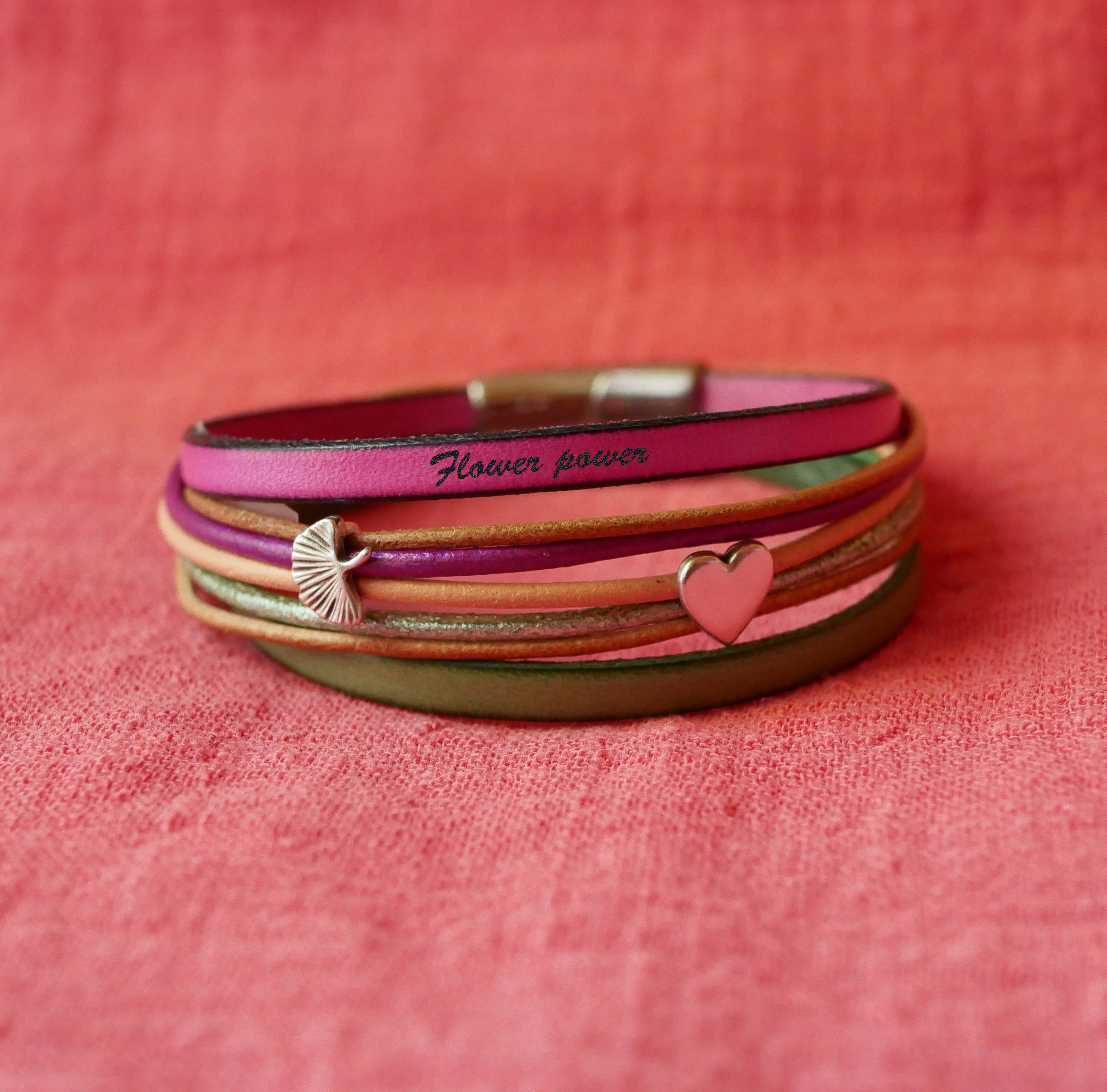 Fuchsia lederen manchet armband met 2 zilverkleurige lussen