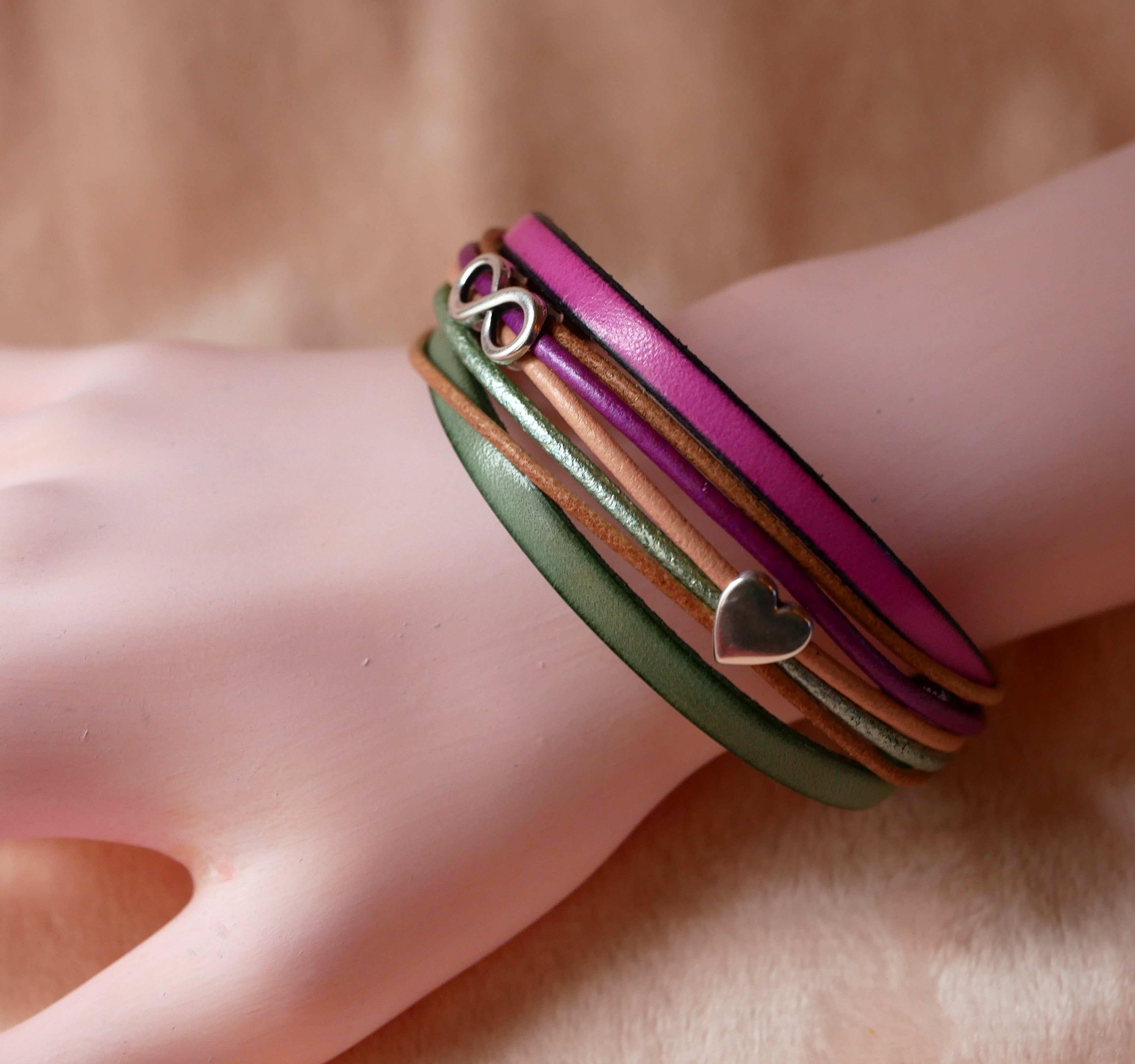Fuchsia lederen manchet armband met 2 zilverkleurige lussen