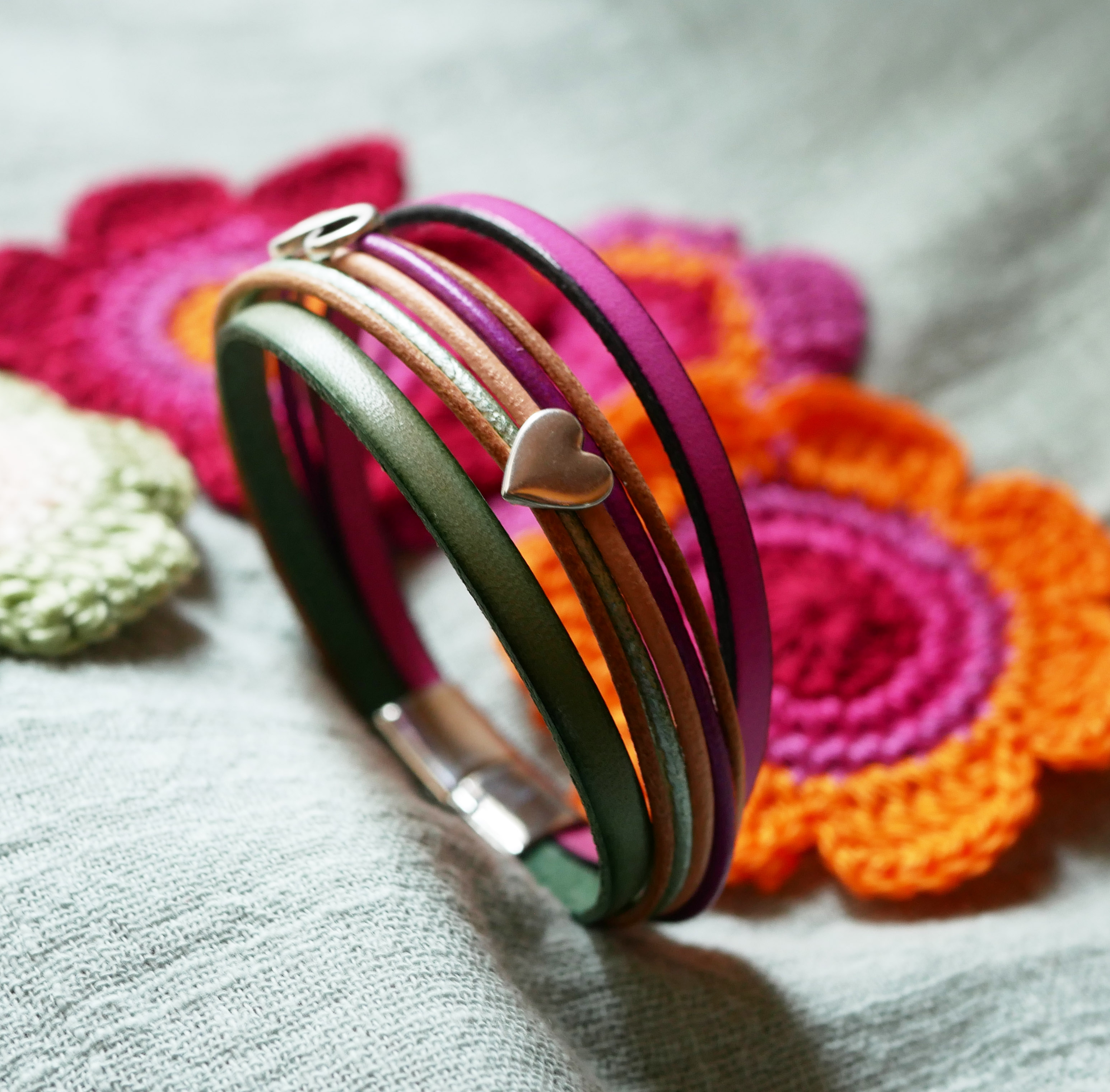 Fuchsia lederen manchet armband met 2 zilverkleurige lussen